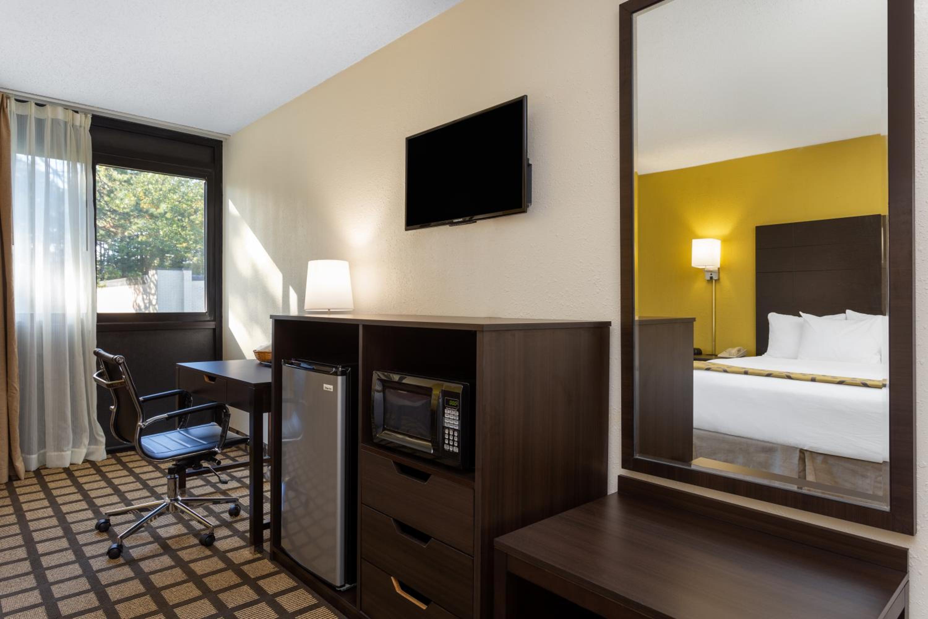King Room - Non-Smoking - Photo 3