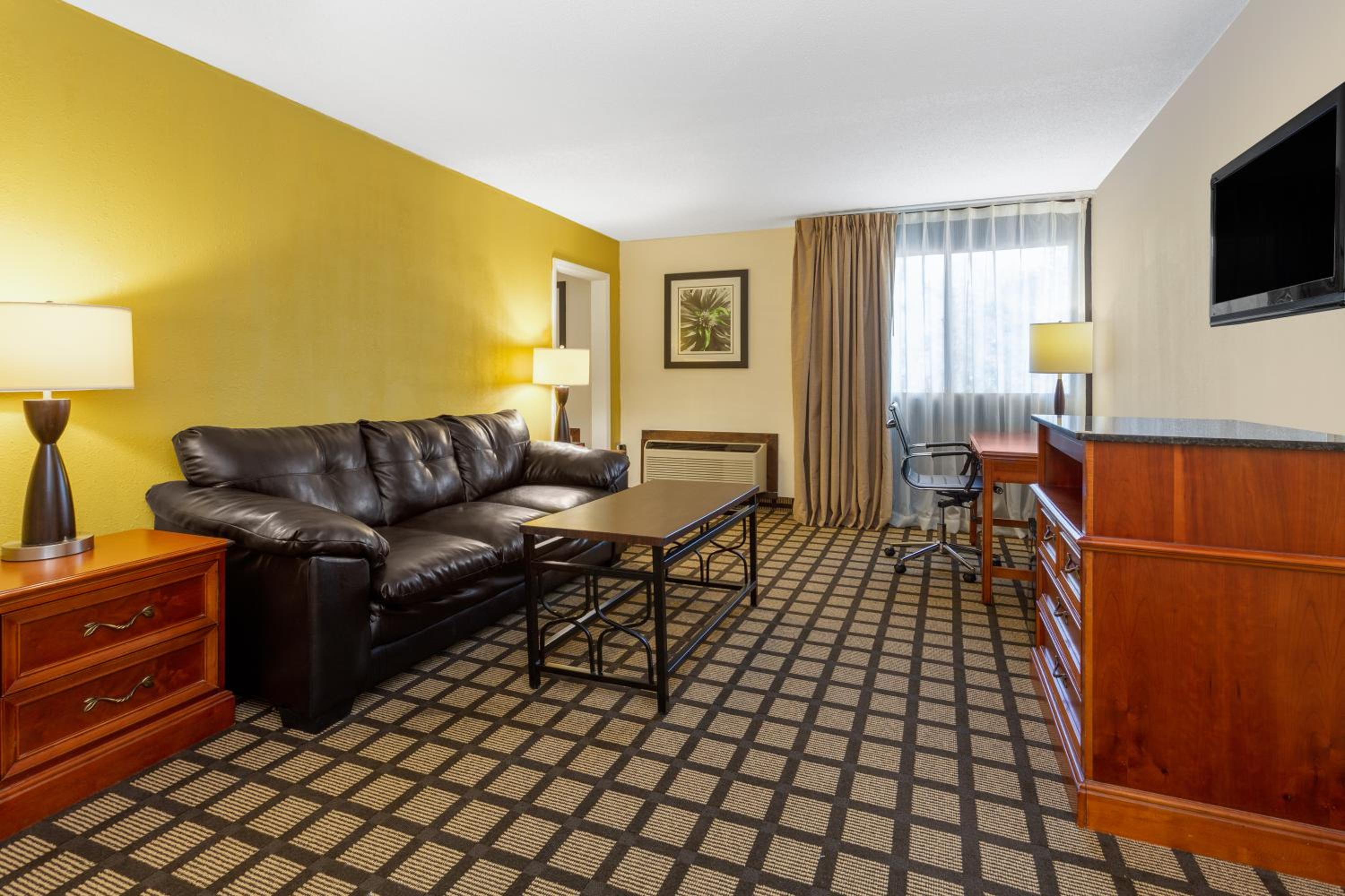 Studio Suite with Two Queen Beds - Non-Smoking - Photo 6