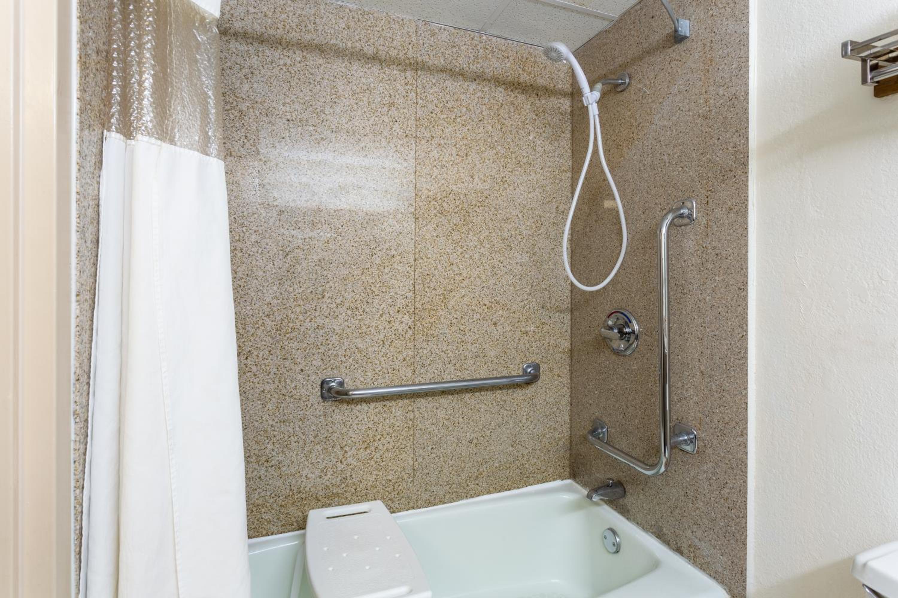 King Room - Non-Smoking - Photo 5