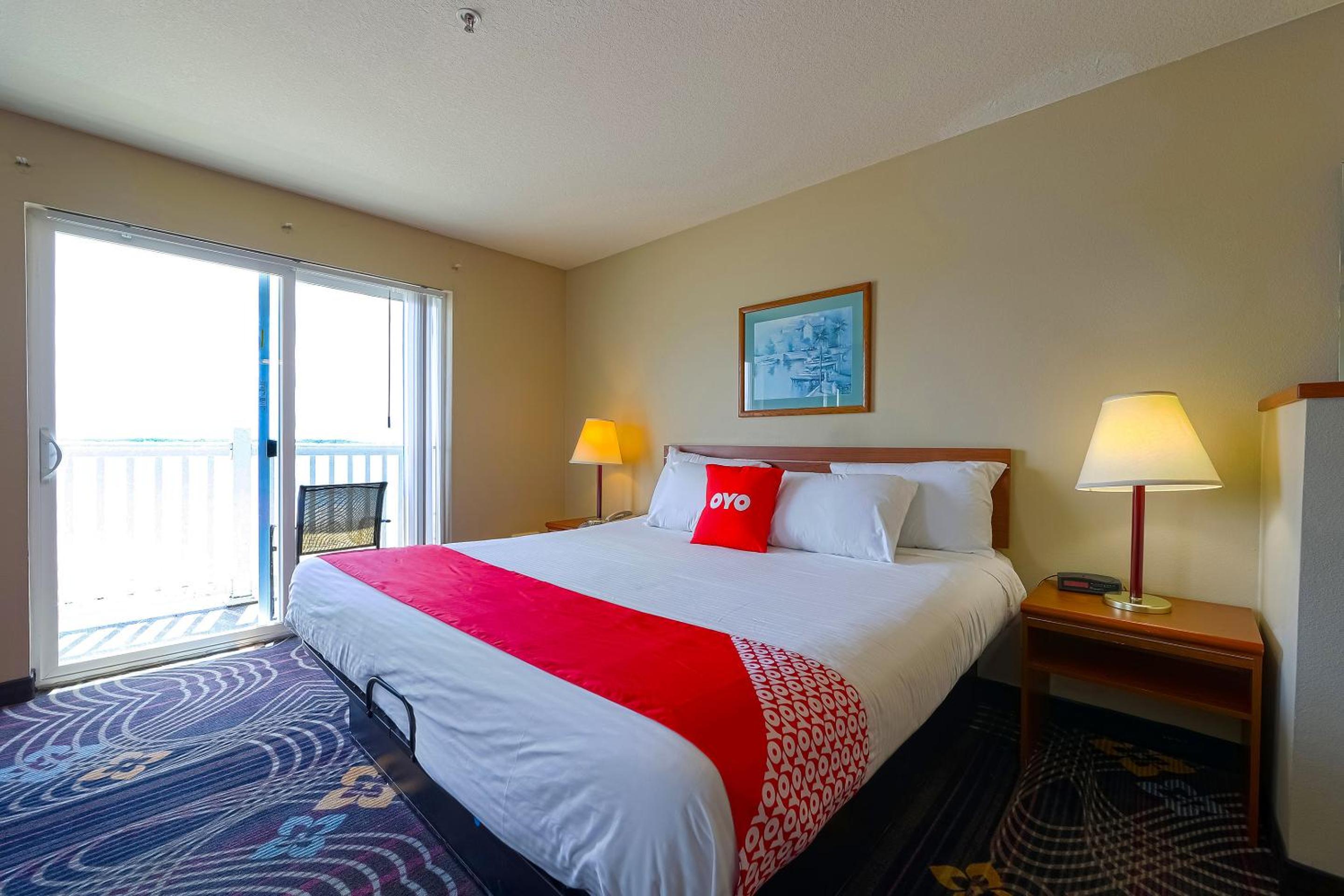 Luxurious King Suite with Jetted Tub and Balcony- Ocean view - Photo 11