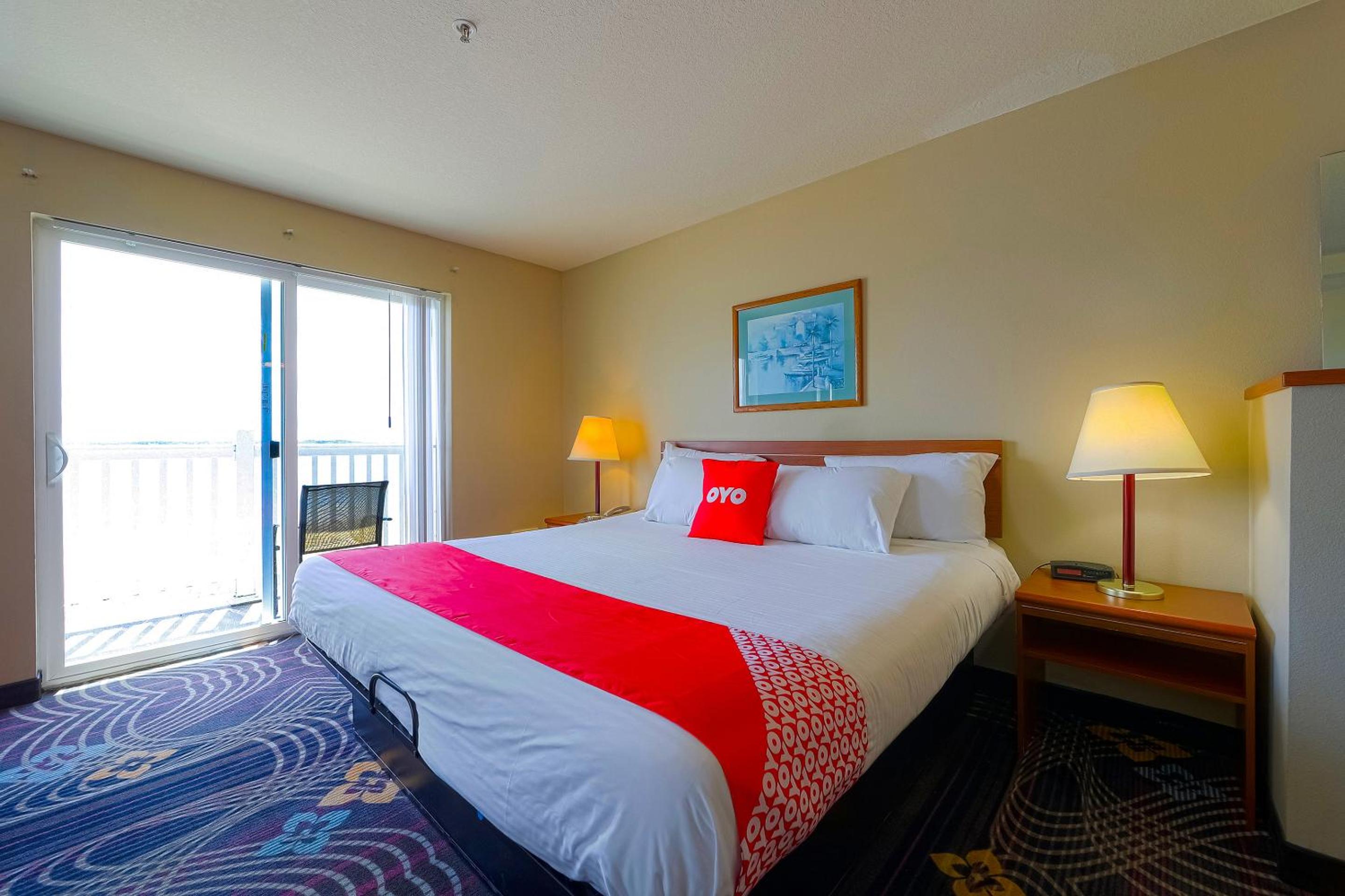 Luxurious King Suite with Jetted Tub and Balcony- Ocean view - Photo 6