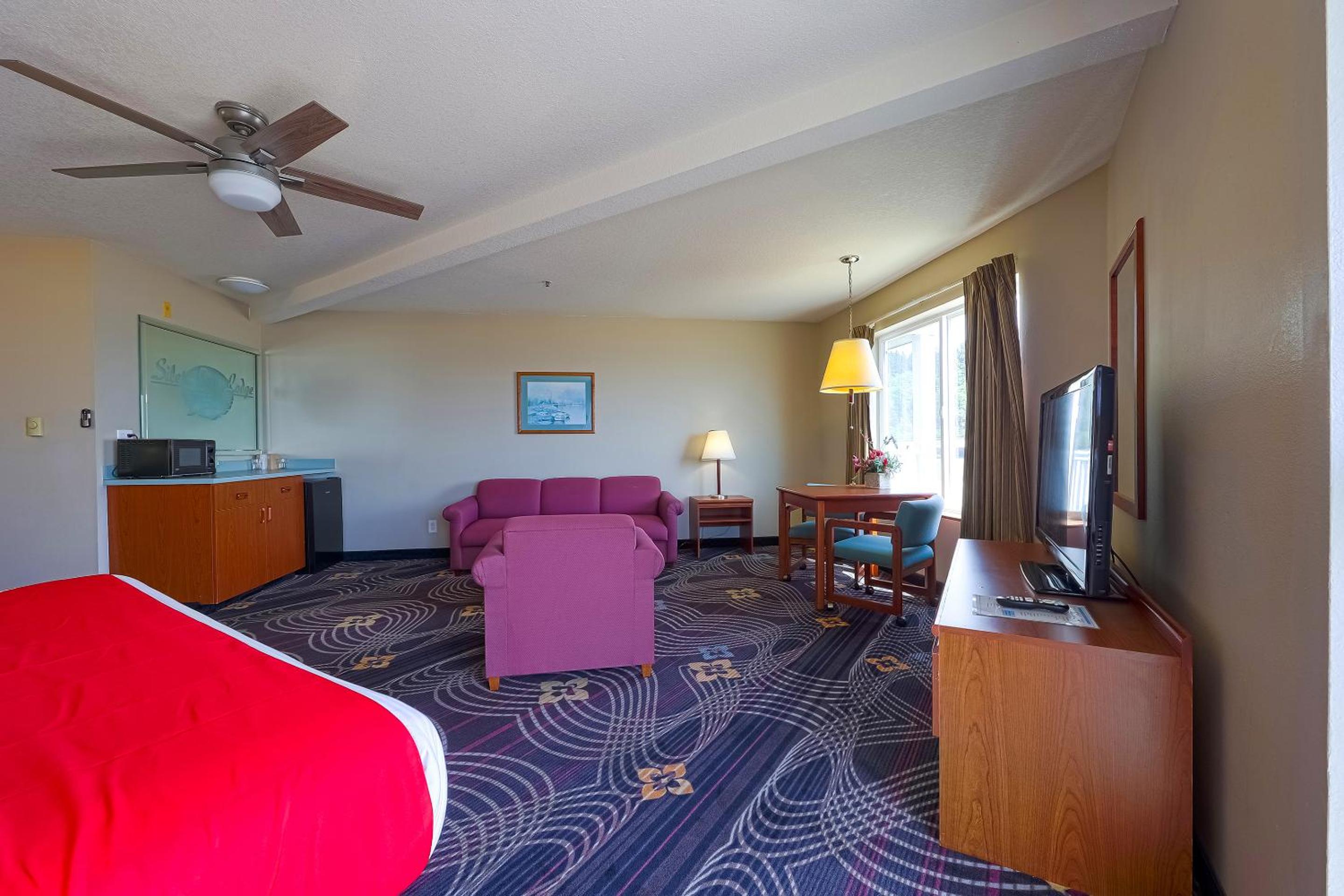 Luxurious King Suite with Jetted Tub and Balcony- Ocean view - Photo 10