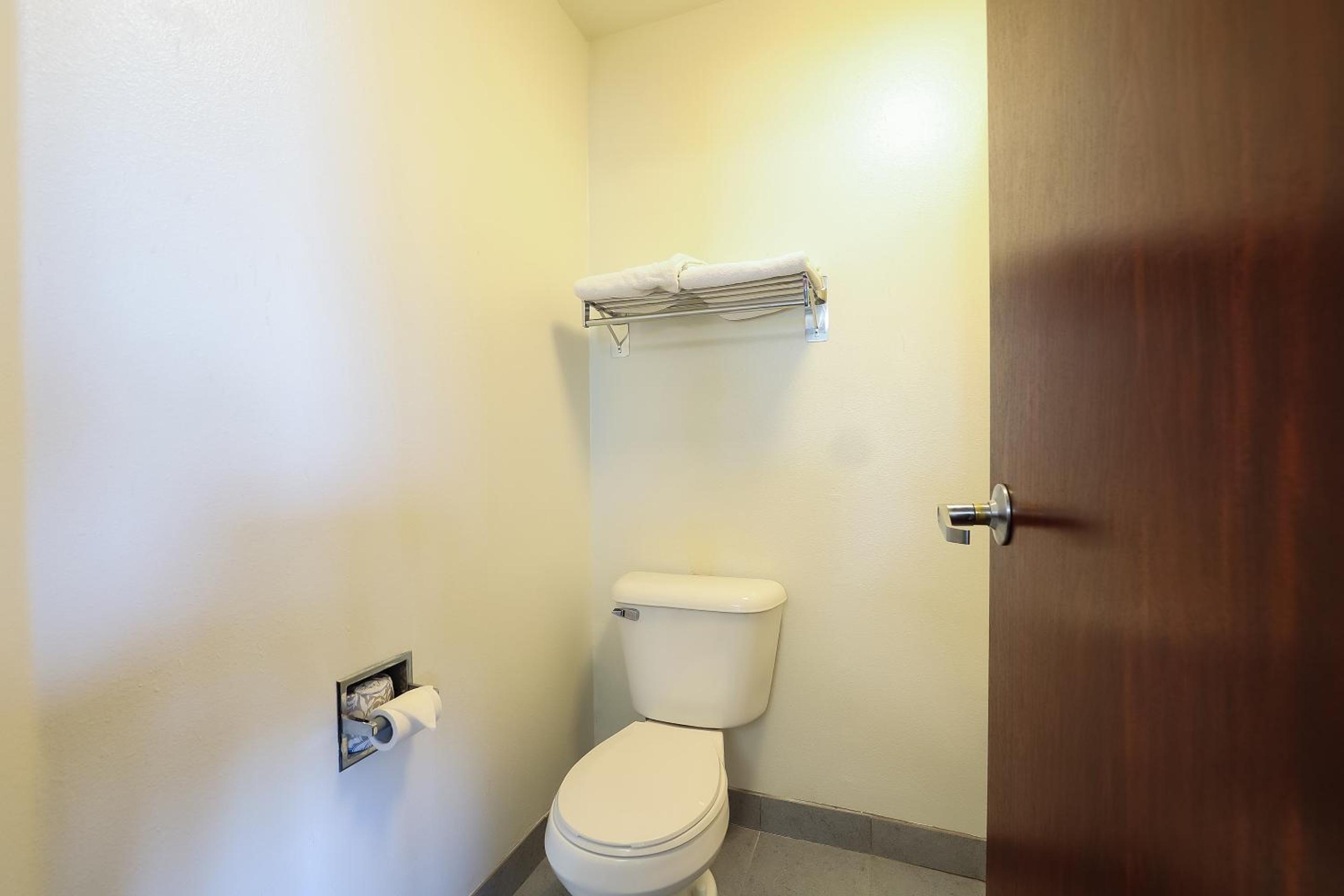 Luxurious King Suite with Jetted Tub and Balcony- Ocean view - Photo 2