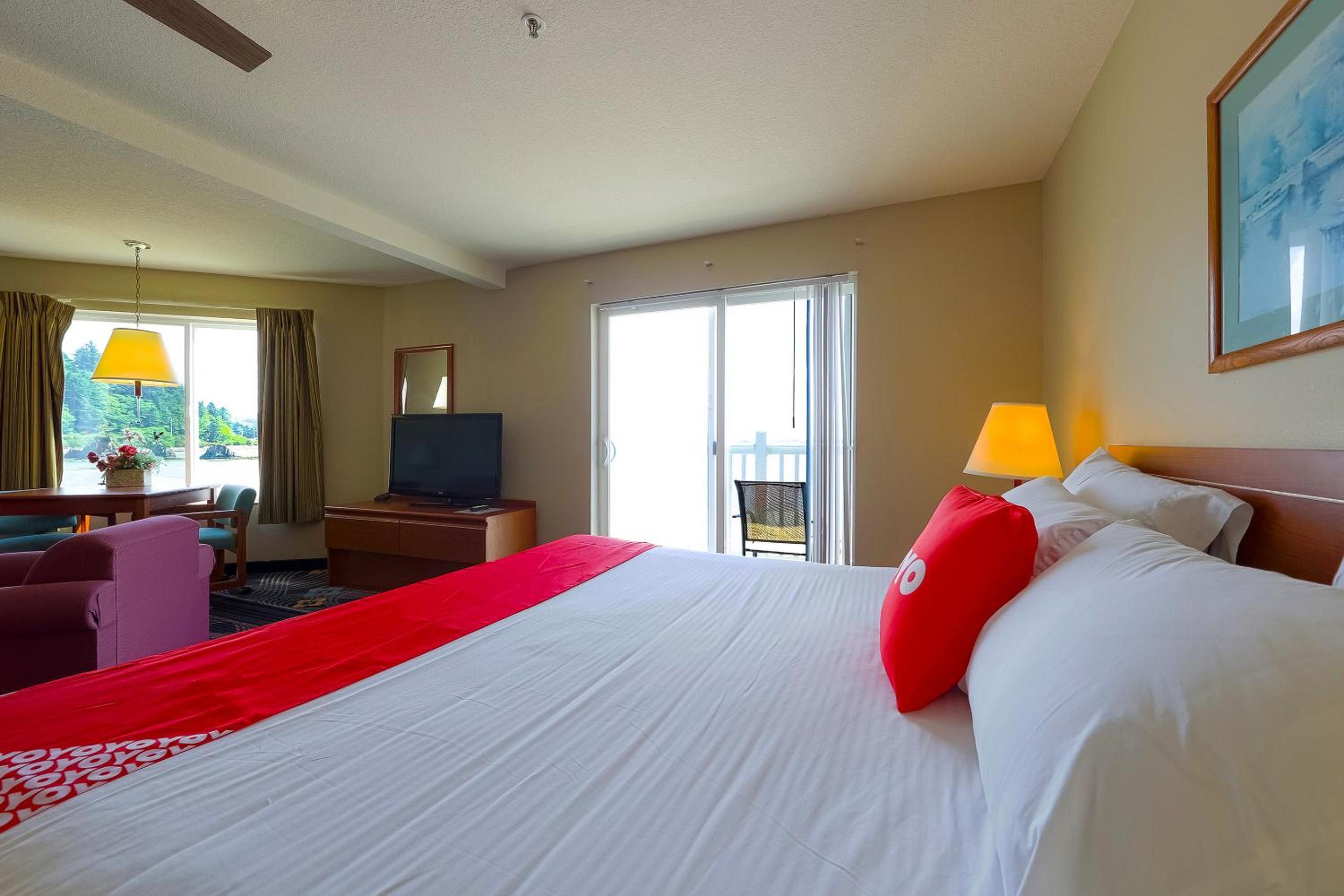 Luxurious King Suite with Jetted Tub and Balcony- Ocean view - Photo 13