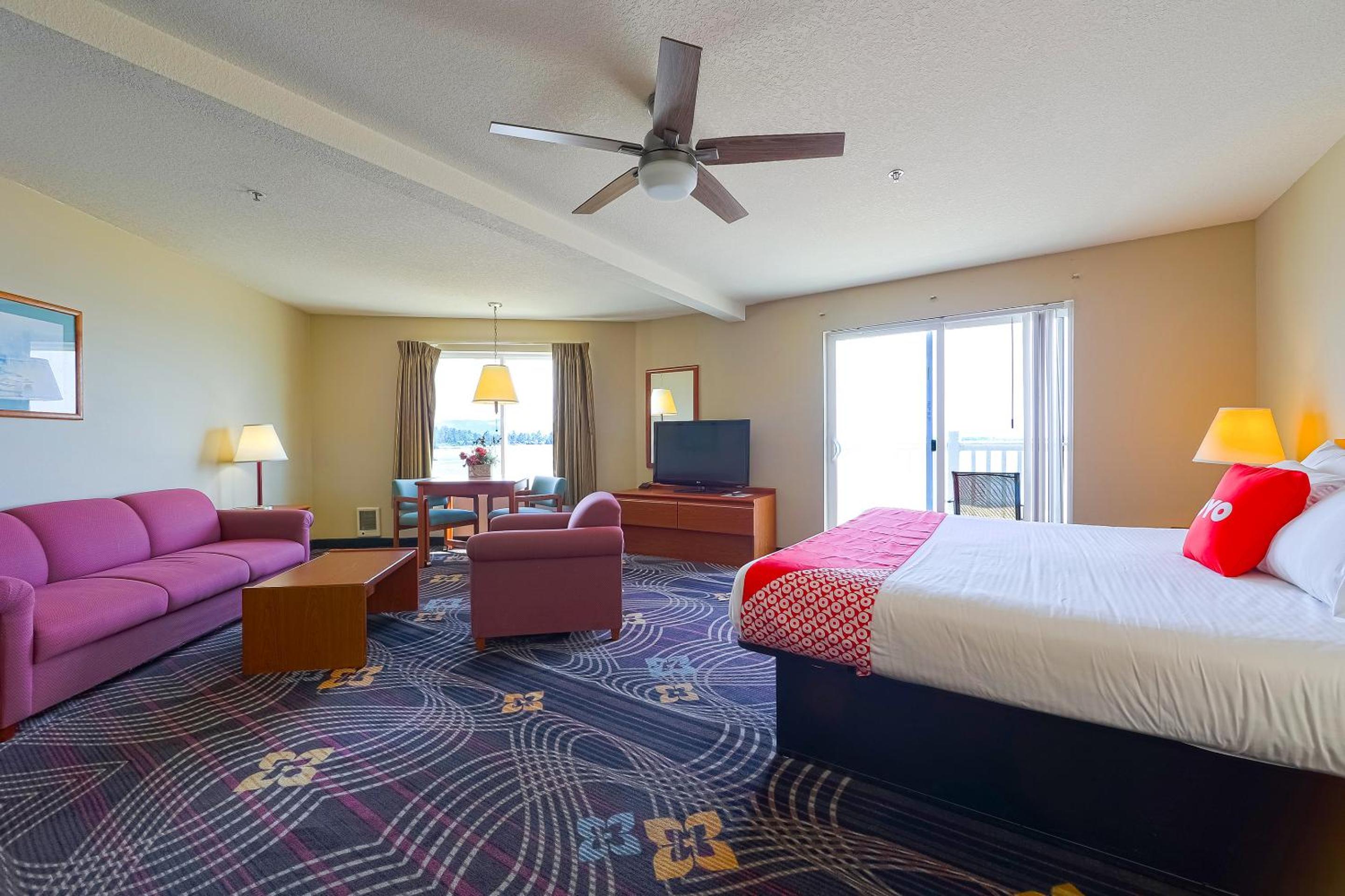 Luxurious King Suite with Jetted Tub and Balcony- Ocean view - Photo 7