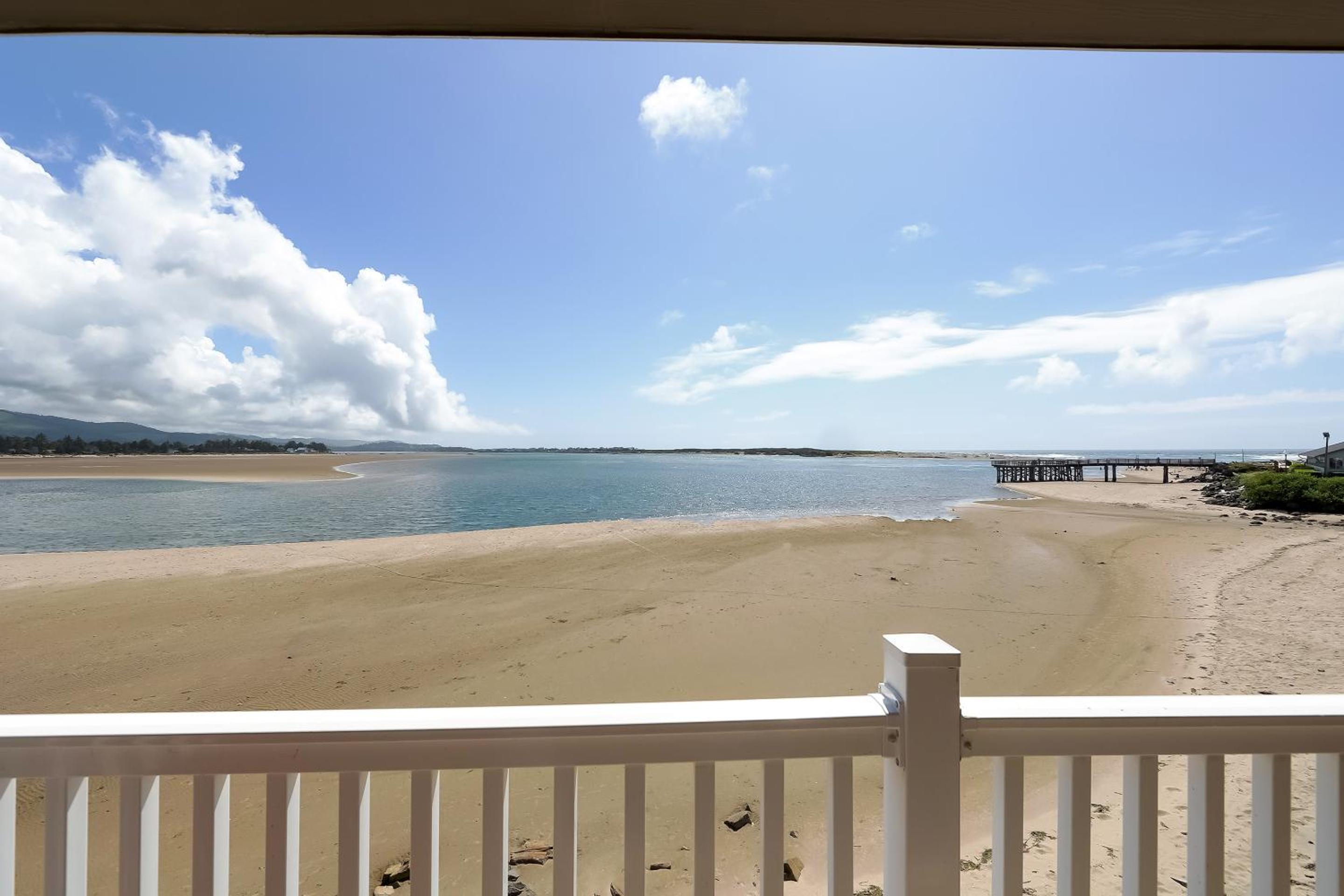 Luxurious King Suite with Jetted Tub and Balcony- Ocean view - Photo 3