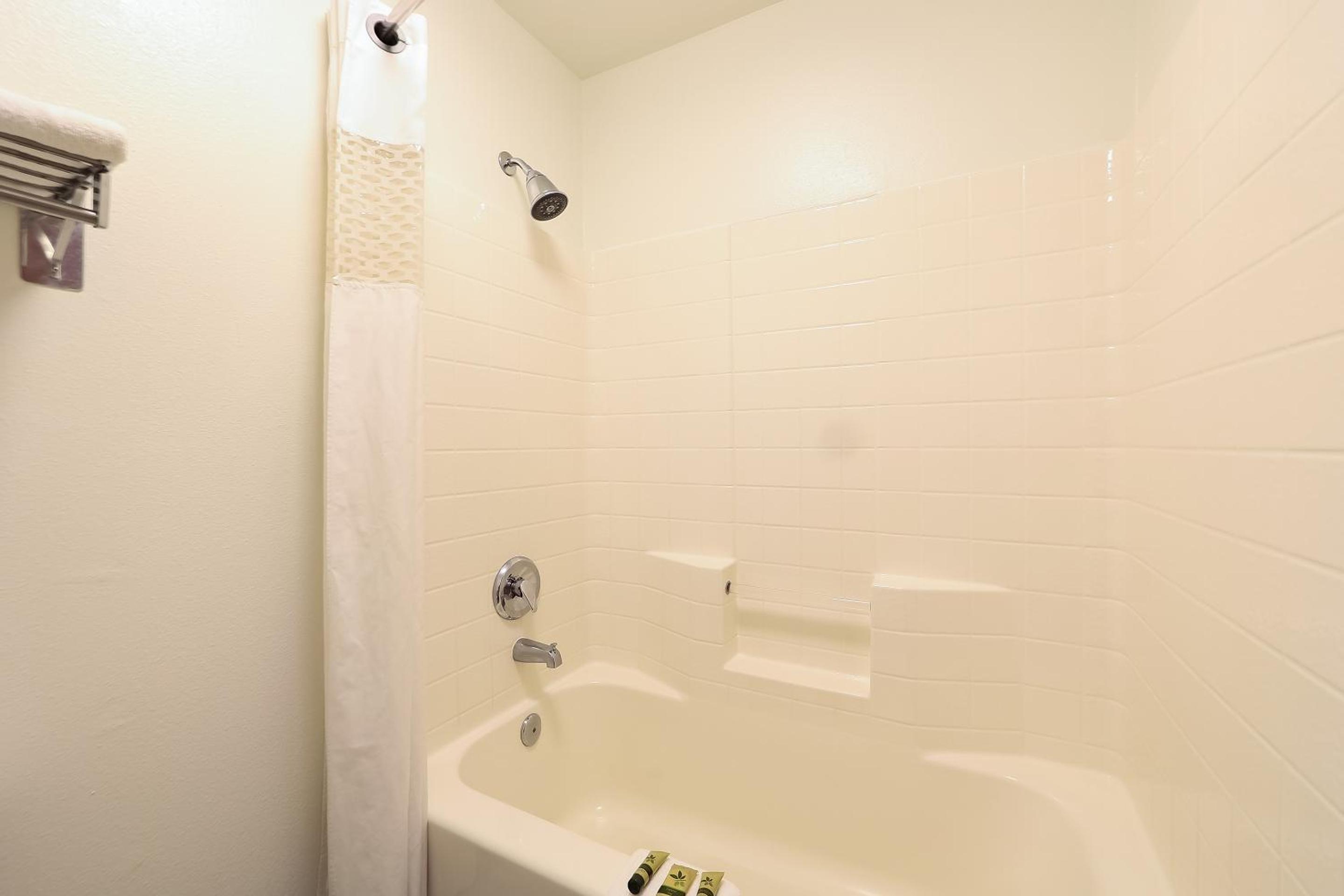 Luxurious King Suite with Jetted Tub and Balcony- Ocean view - Photo 9