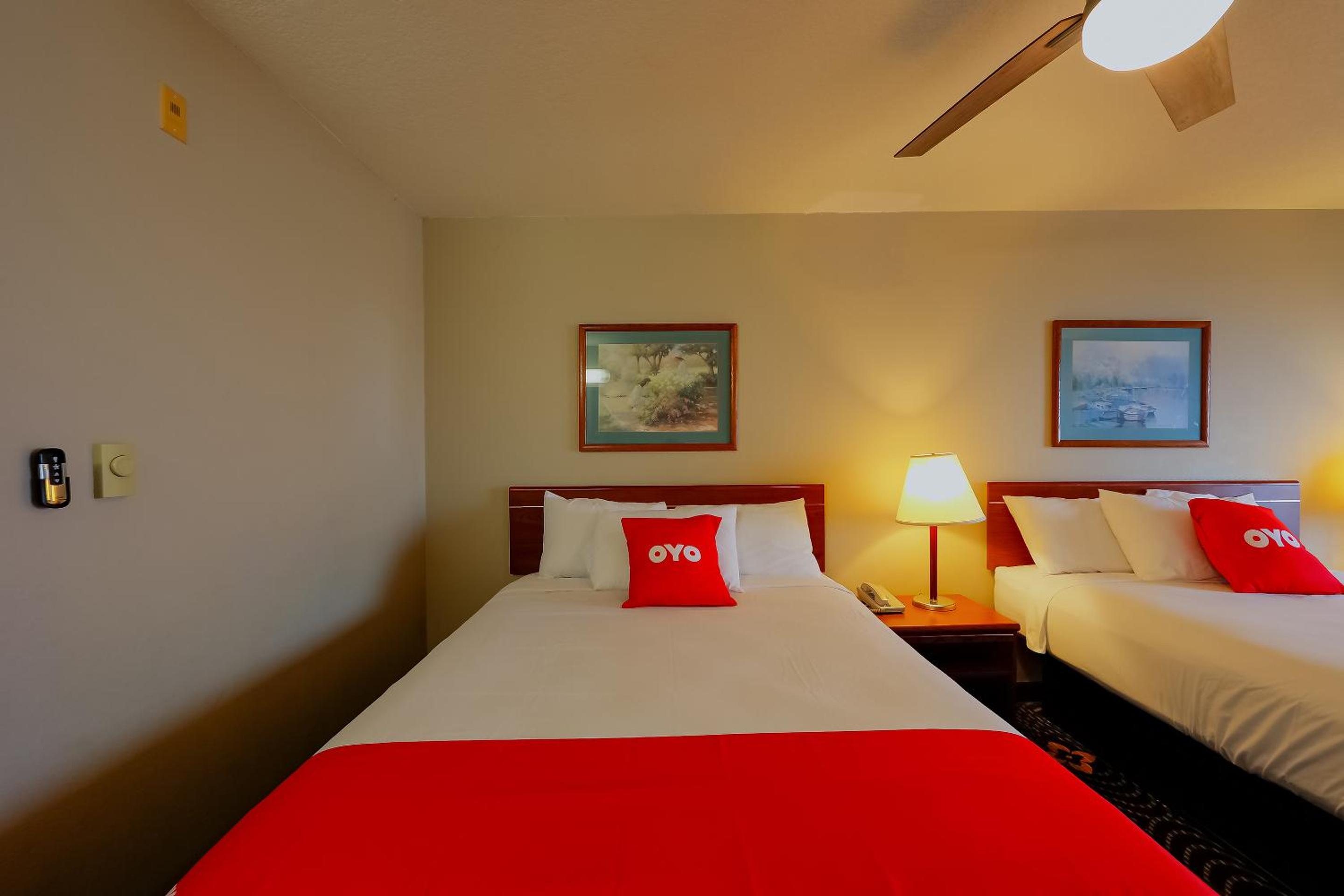 Double Queen Room with Balcony - Ocean view - Photo 3