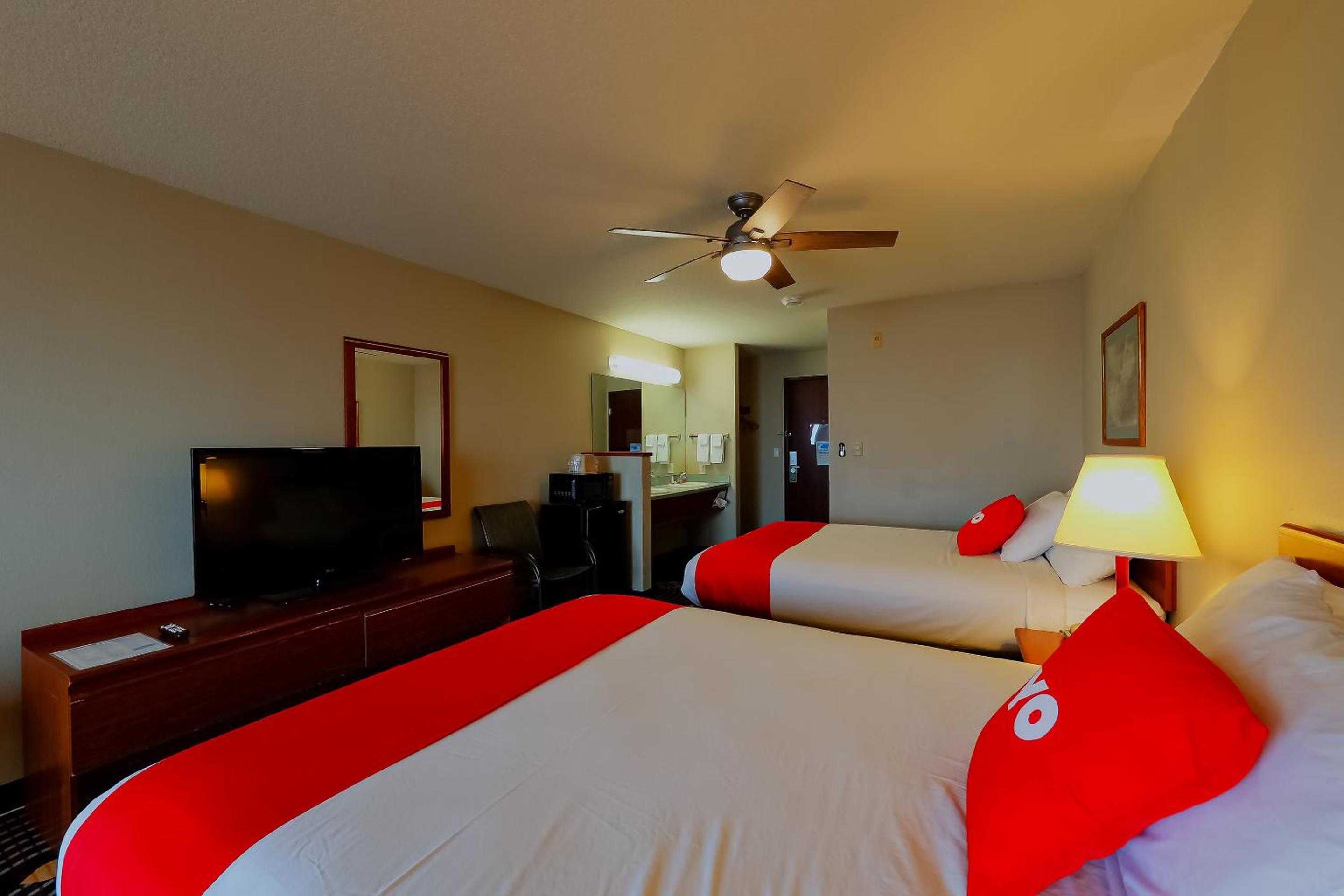Double Queen Room with Balcony - Ocean view - Photo 6