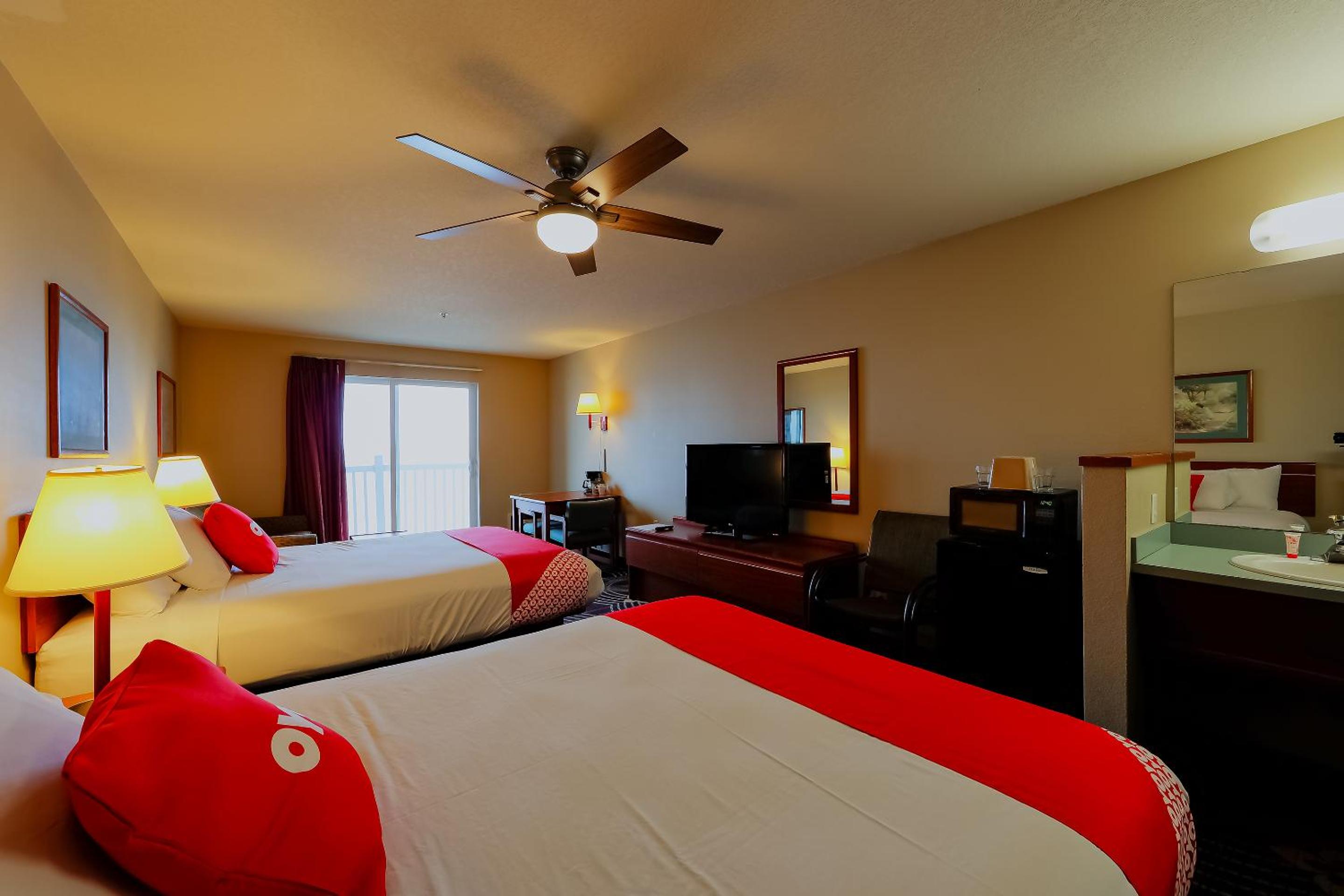 Double Queen Room with Balcony - Ocean view - Photo 14