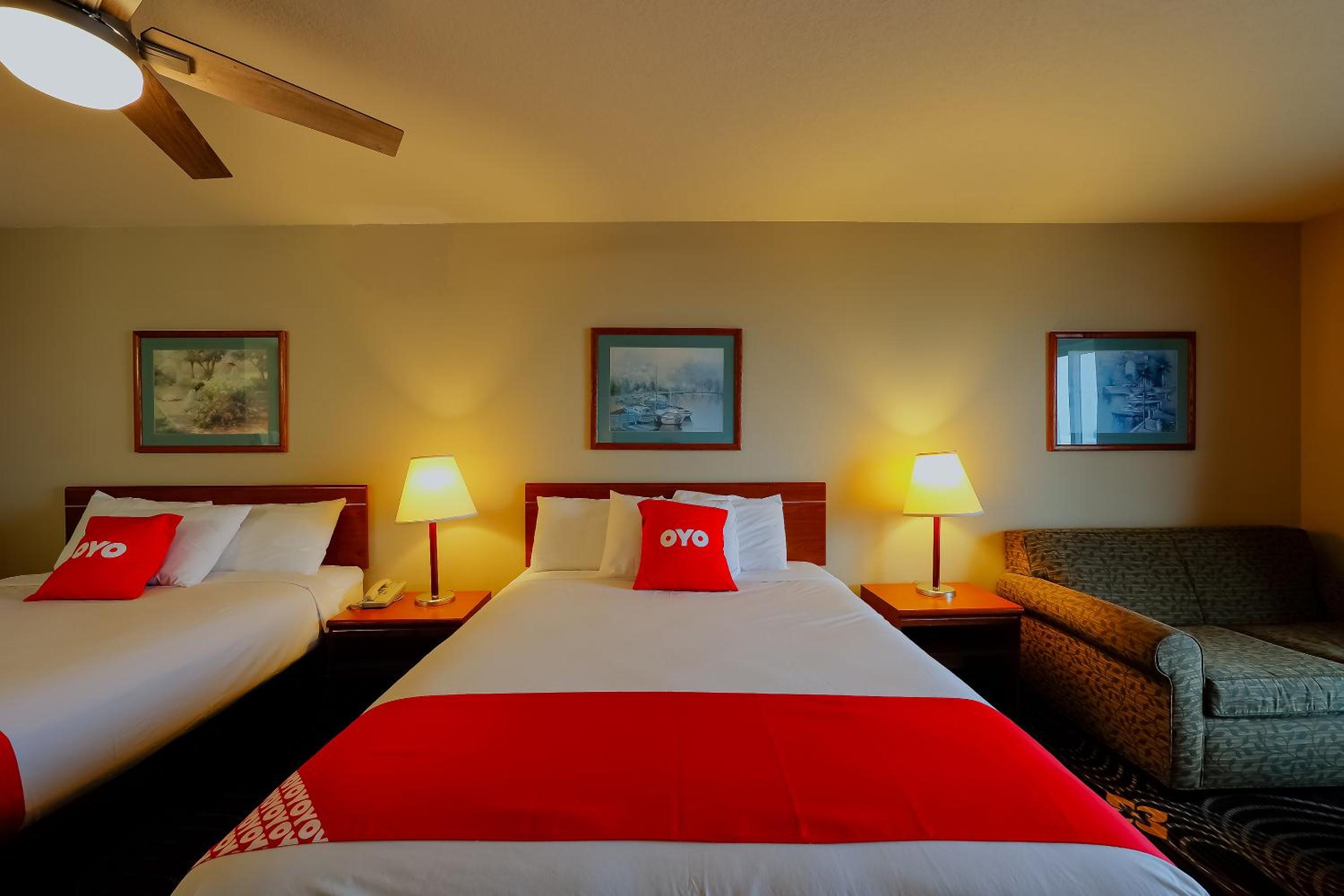 Double Queen Room with Balcony - Ocean view - Photo 2