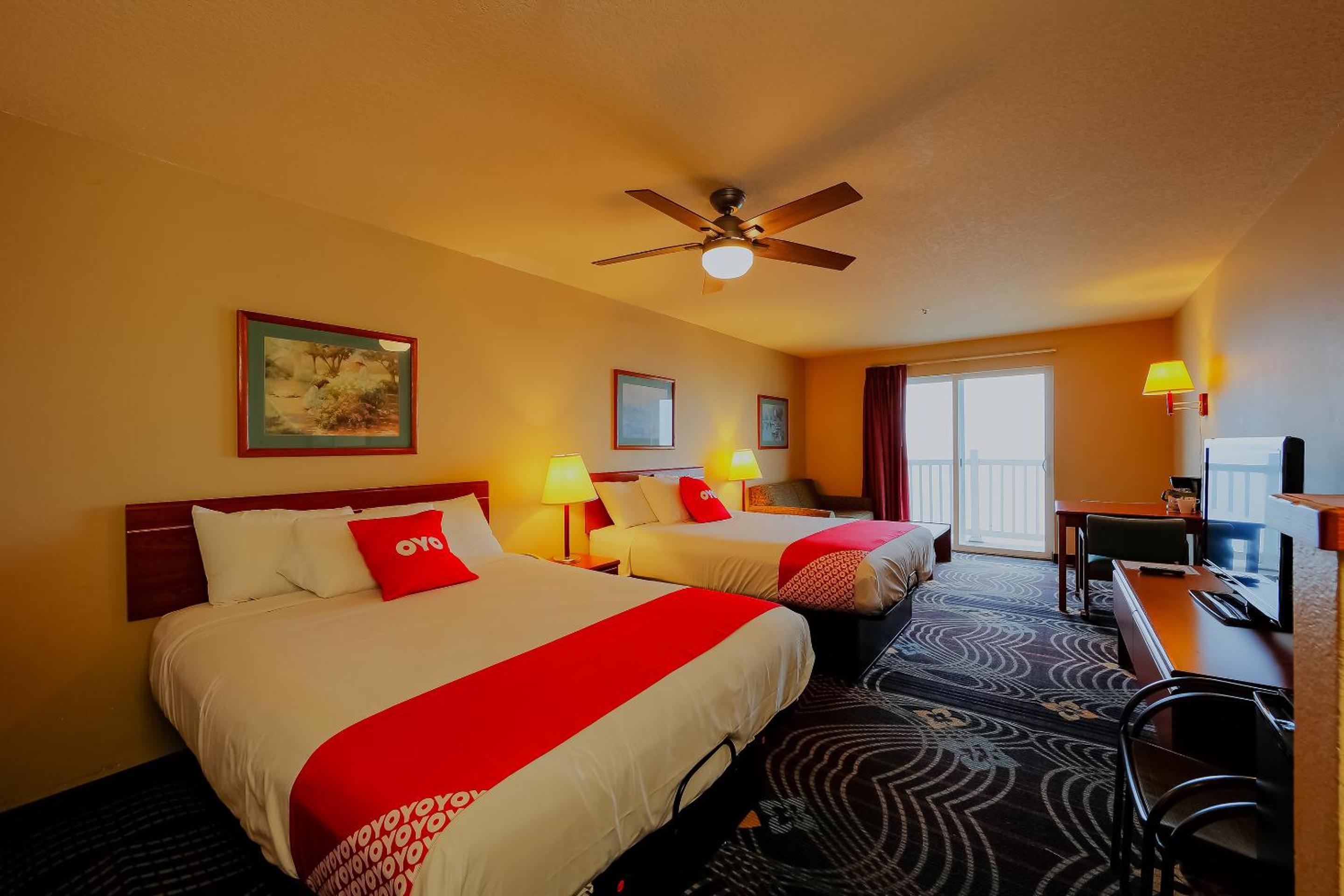 Double Queen Room with Balcony - Ocean view - Photo 13
