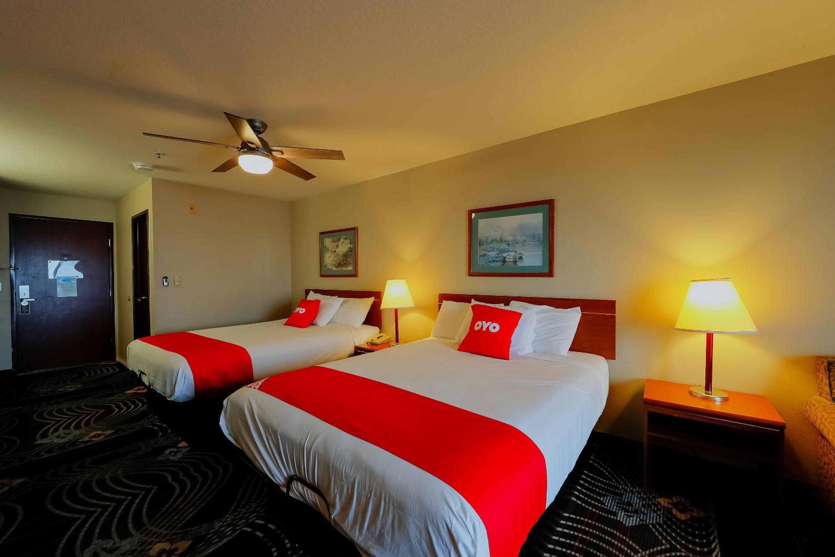 Double Queen Room with Balcony - Ocean view - Photo 12