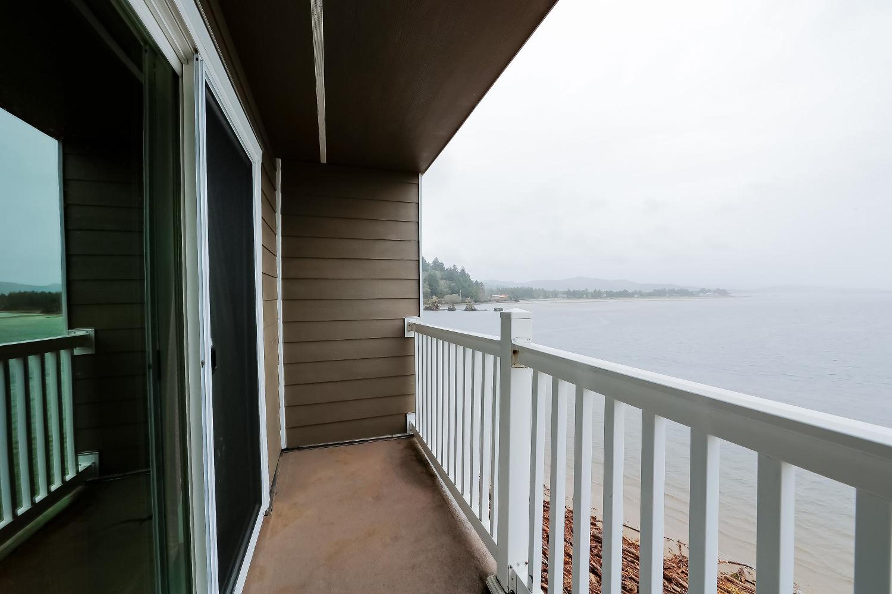 Double Queen Room with Balcony - Ocean view - Photo 8