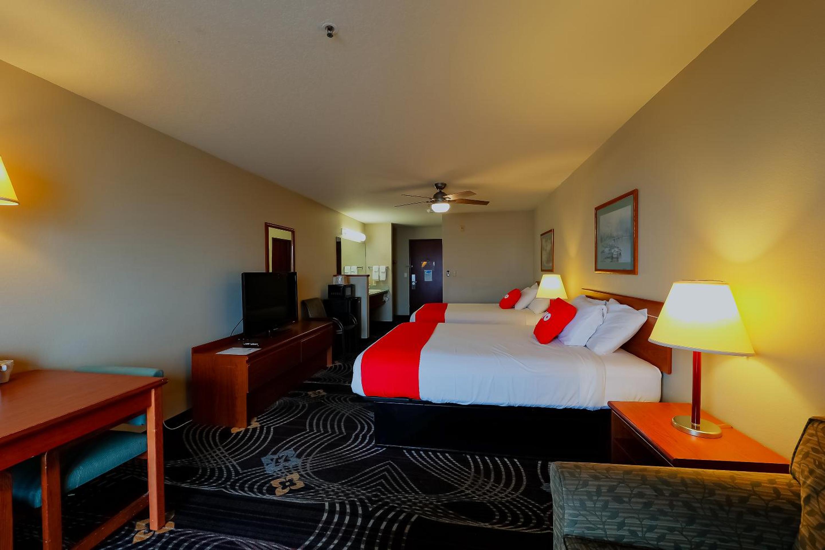 Double Queen Room with Balcony - Ocean view - Photo 5