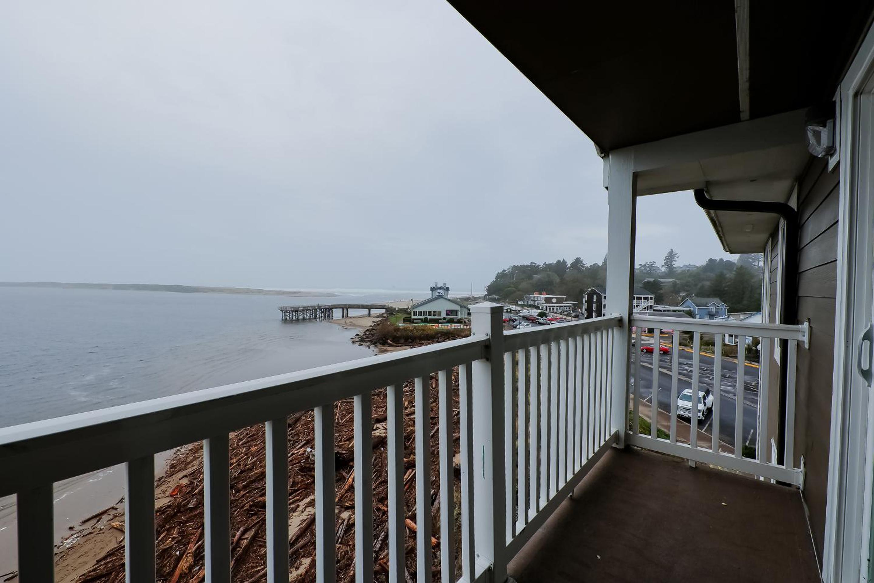 Double Queen Room with Balcony - Ocean view - Photo 7