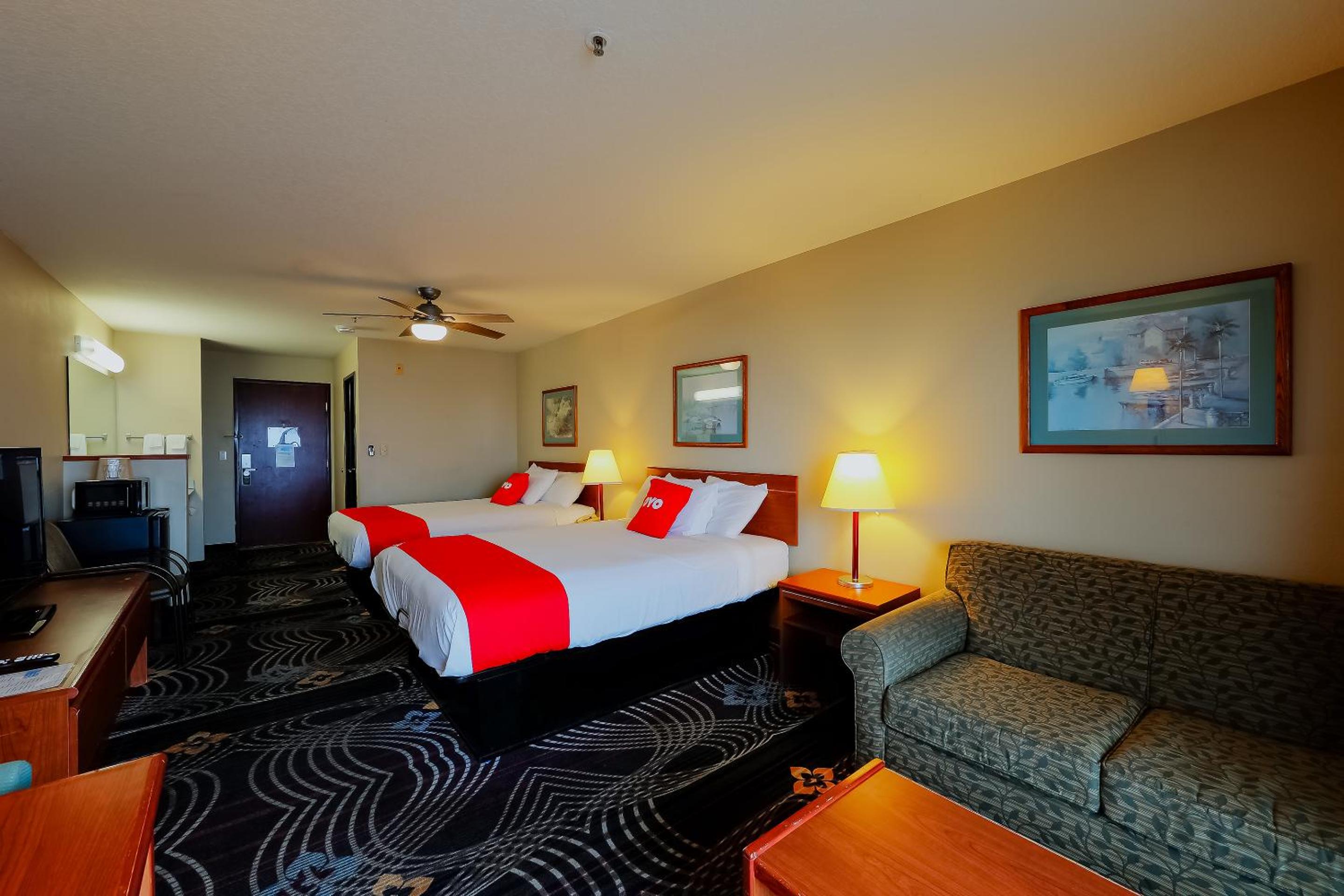 Double Queen Room with Balcony - Ocean view - Photo 4
