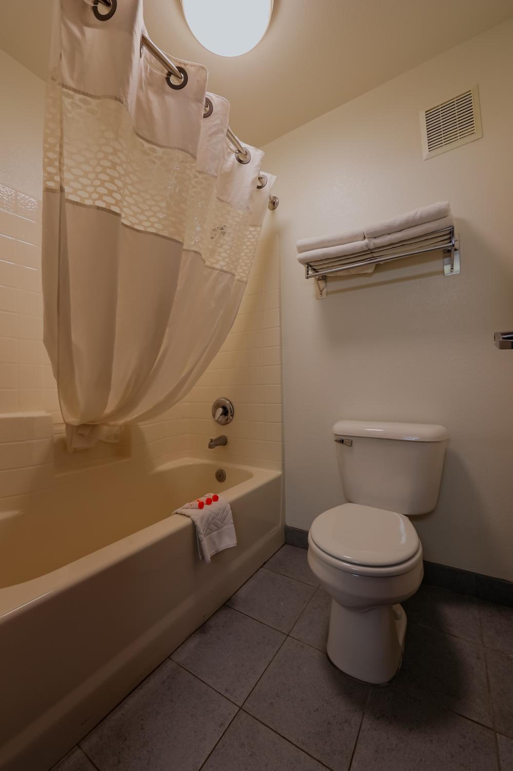 Double Queen Room with Balcony - Ocean view - Photo 10