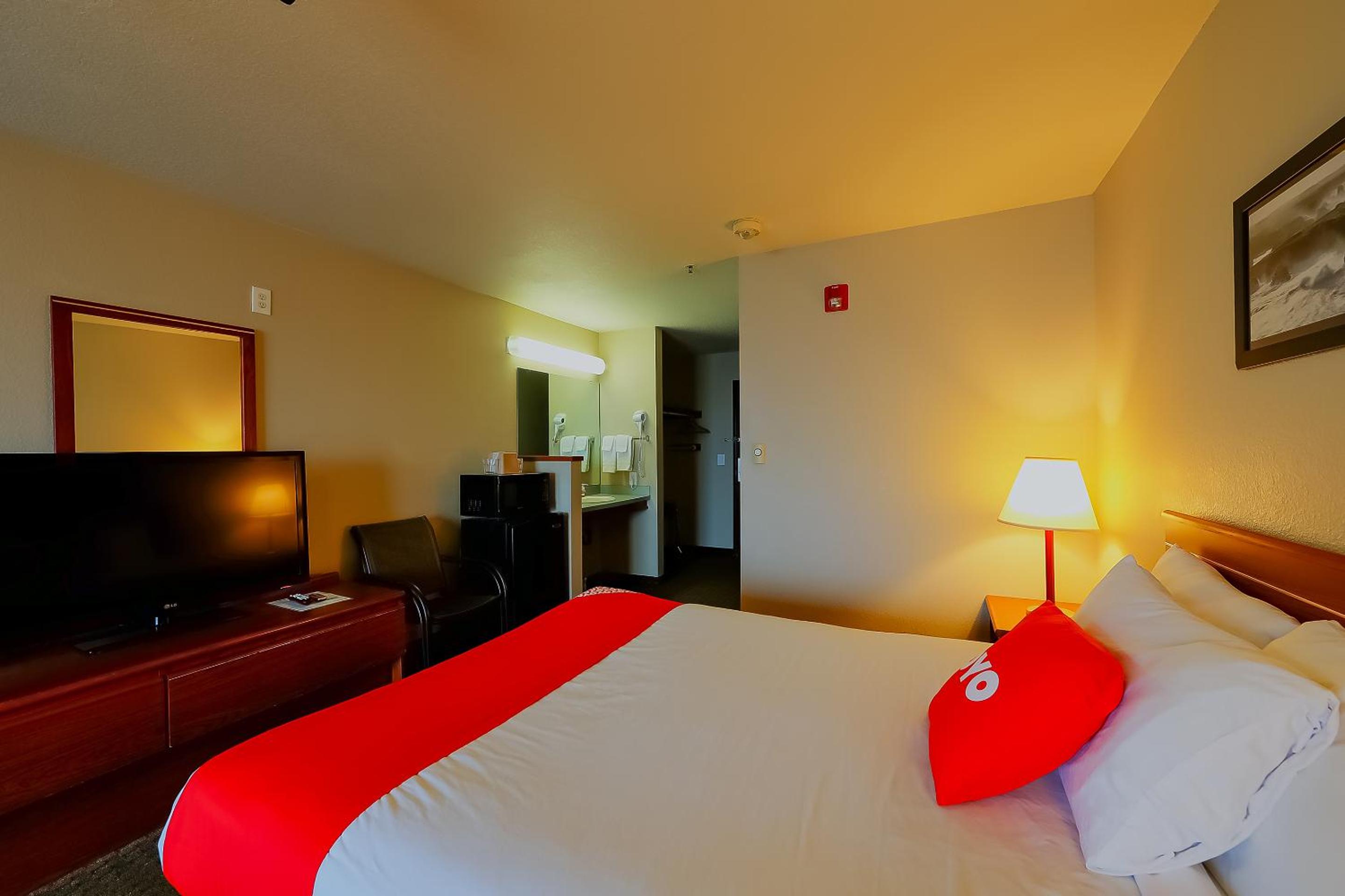 Queen Bed Accessible with Ocean View - Photo 9