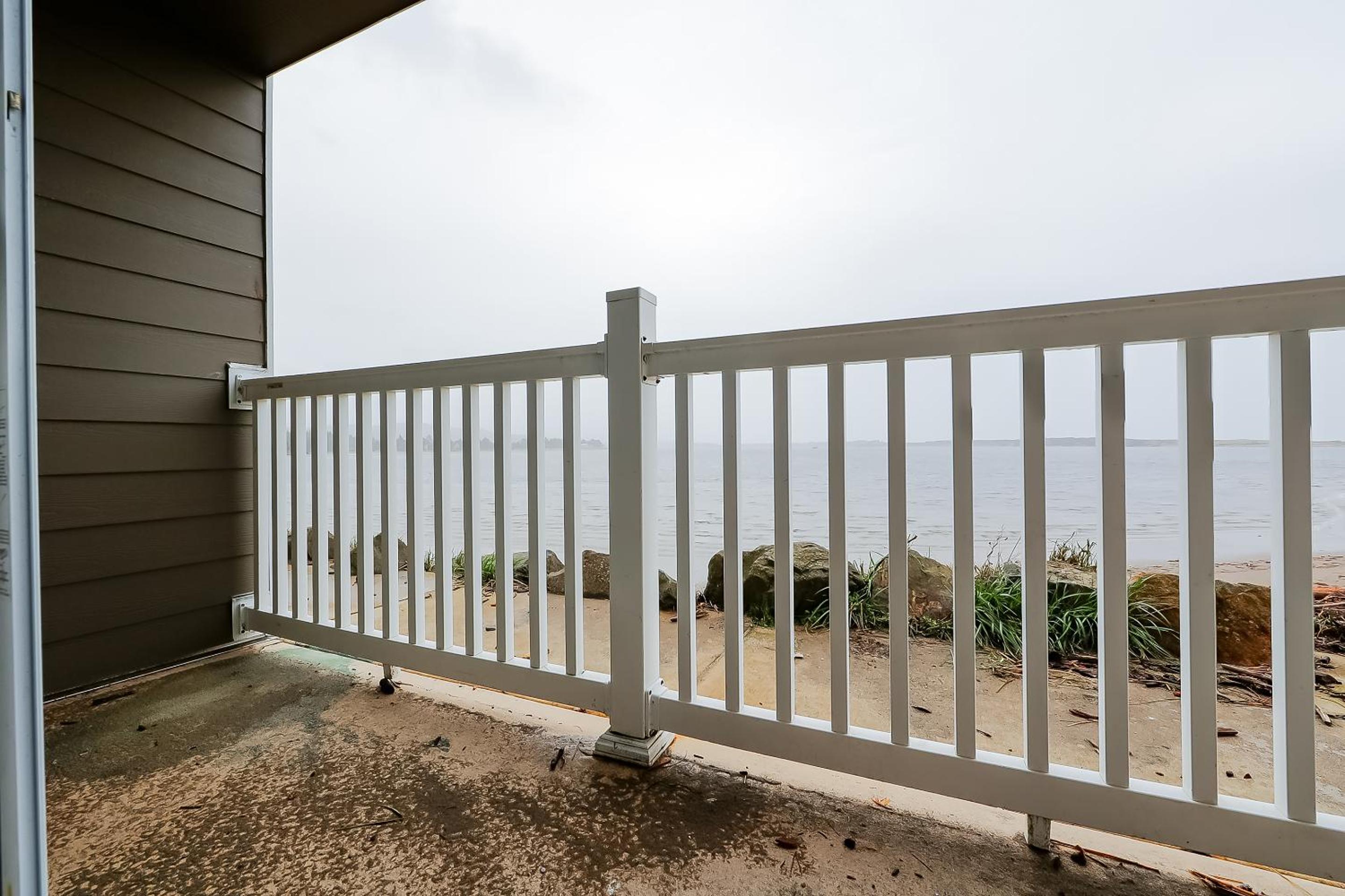 Queen Bed Accessible with Ocean View - Photo 5