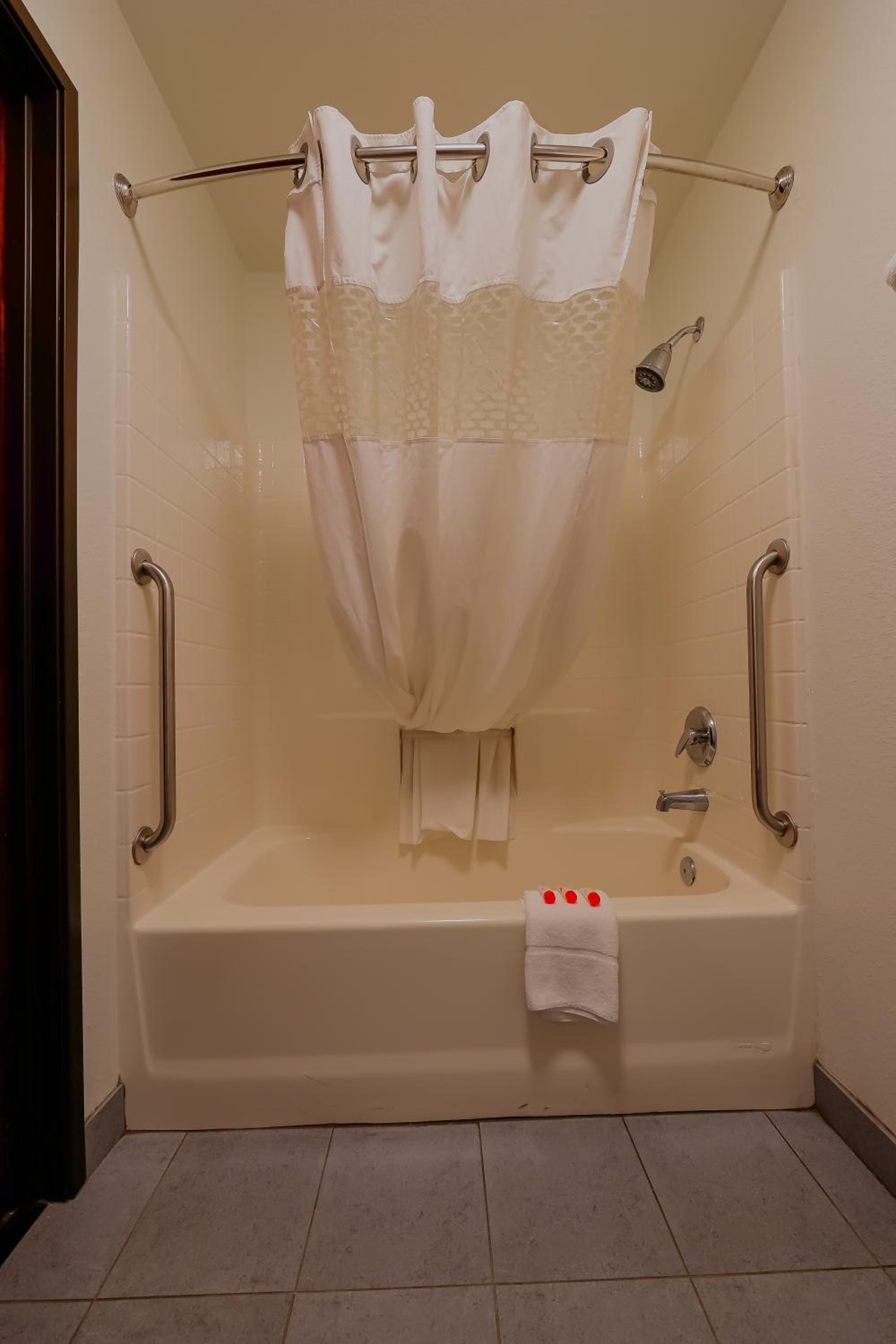 Queen Bed Accessible with Ocean View - Photo 6