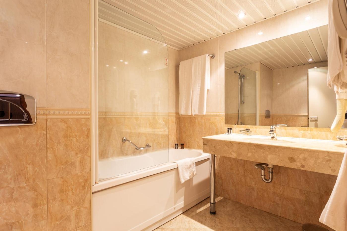 Classic Double or Twin Room with Free Parking - Photo 2