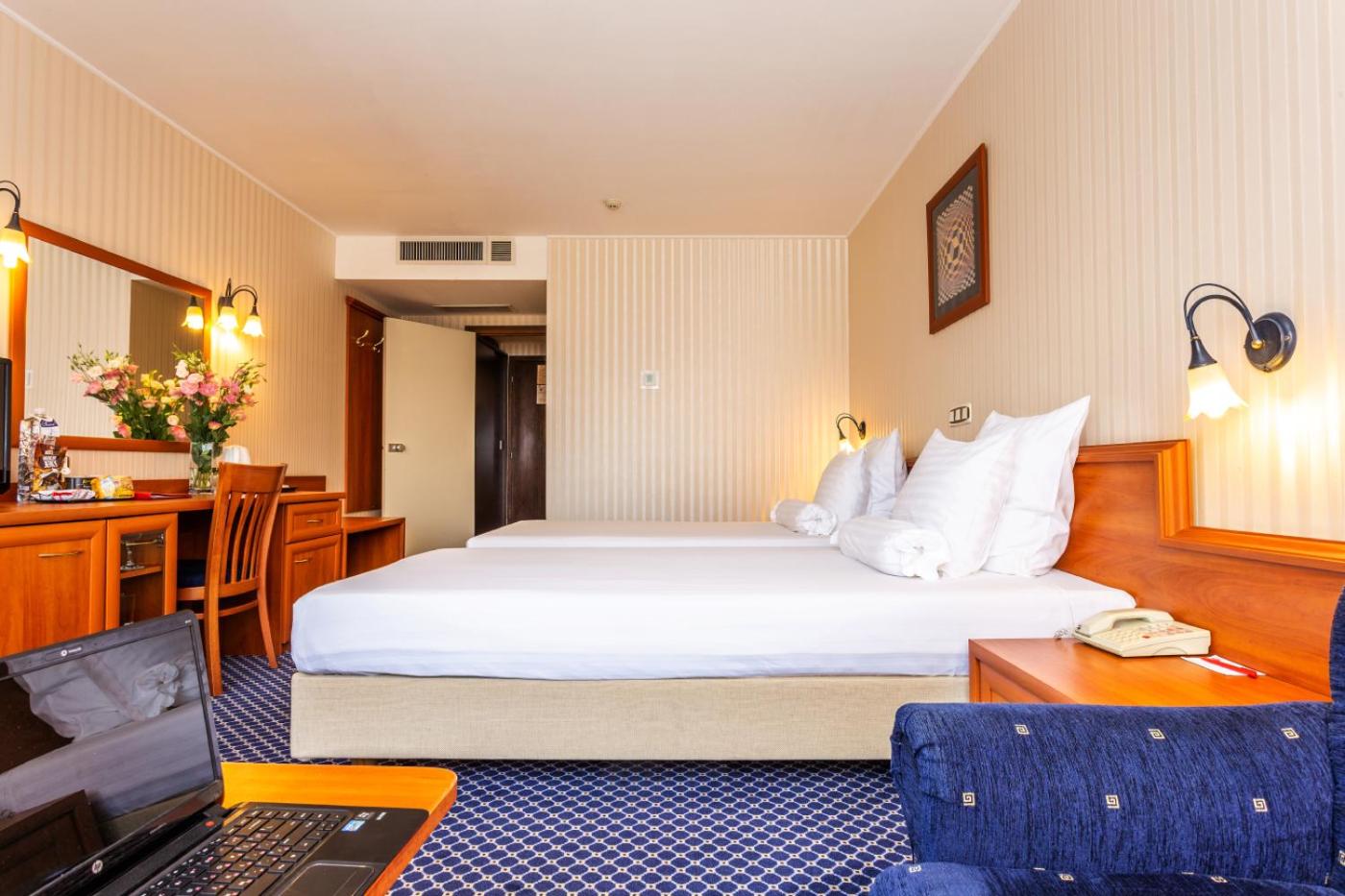 Classic Double or Twin Room with Free Parking - Photo 3