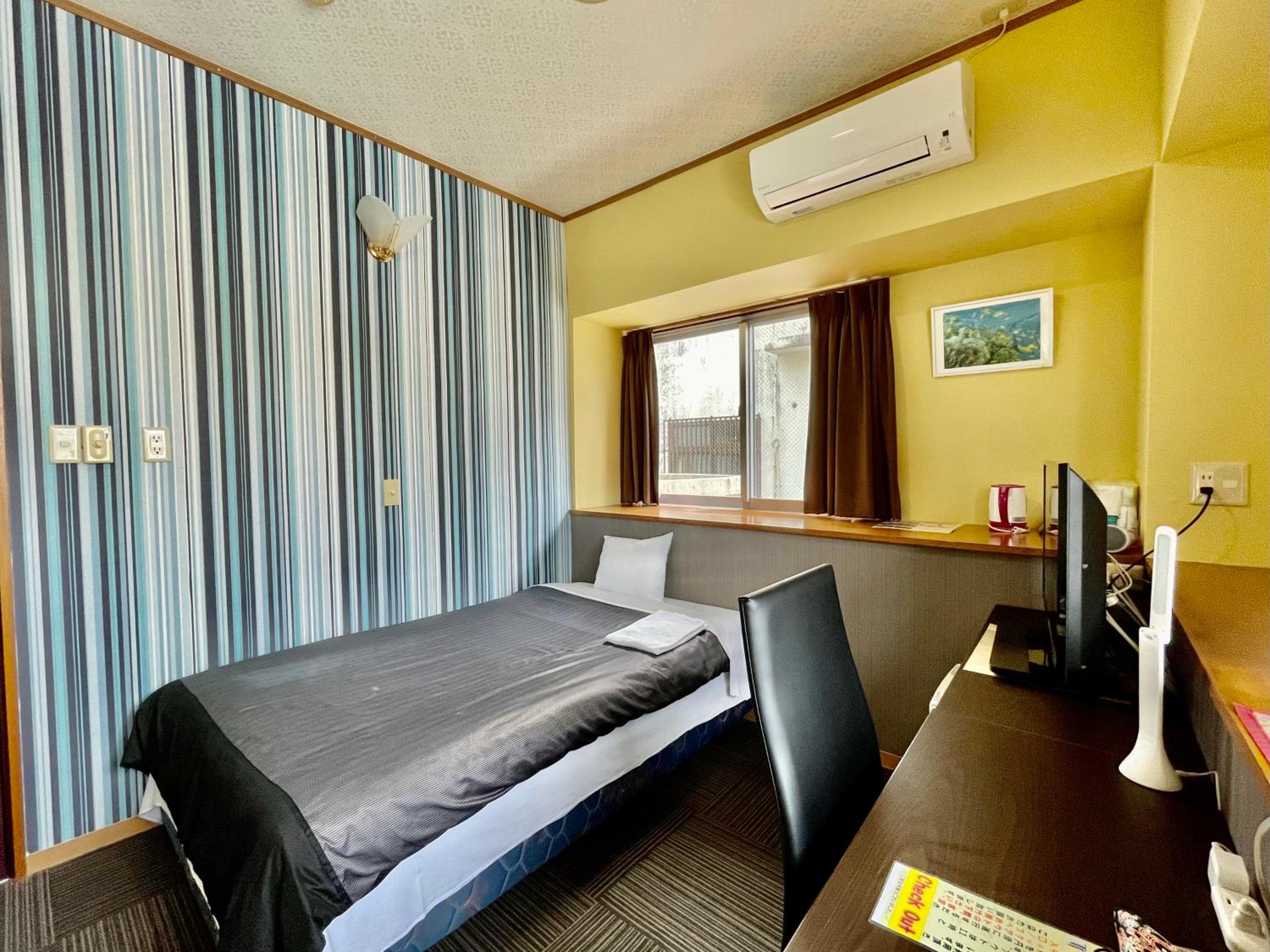 Small Double Room - Smoking