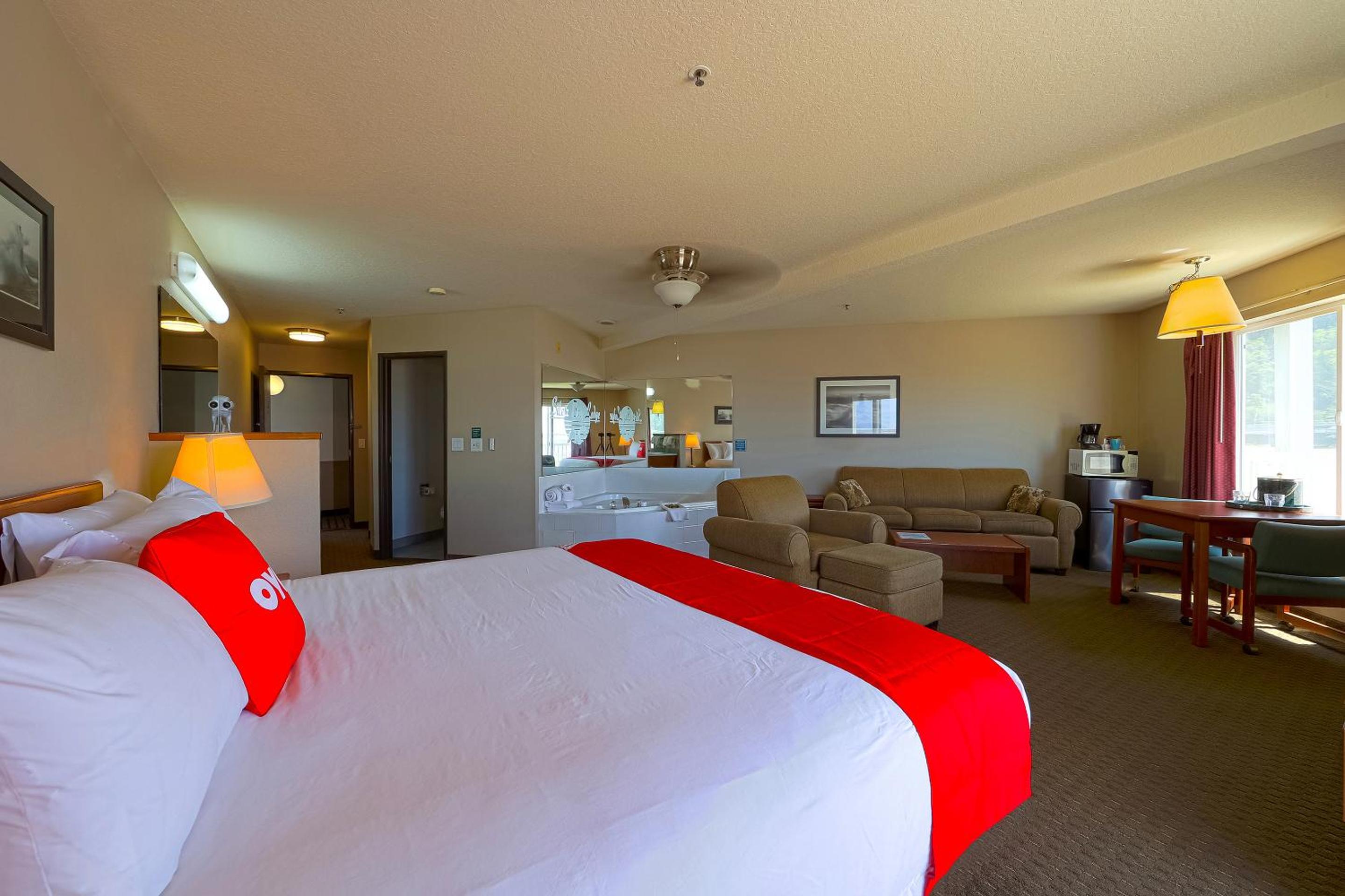 King Suite with Jetted Tub with Balcony - Photo 10