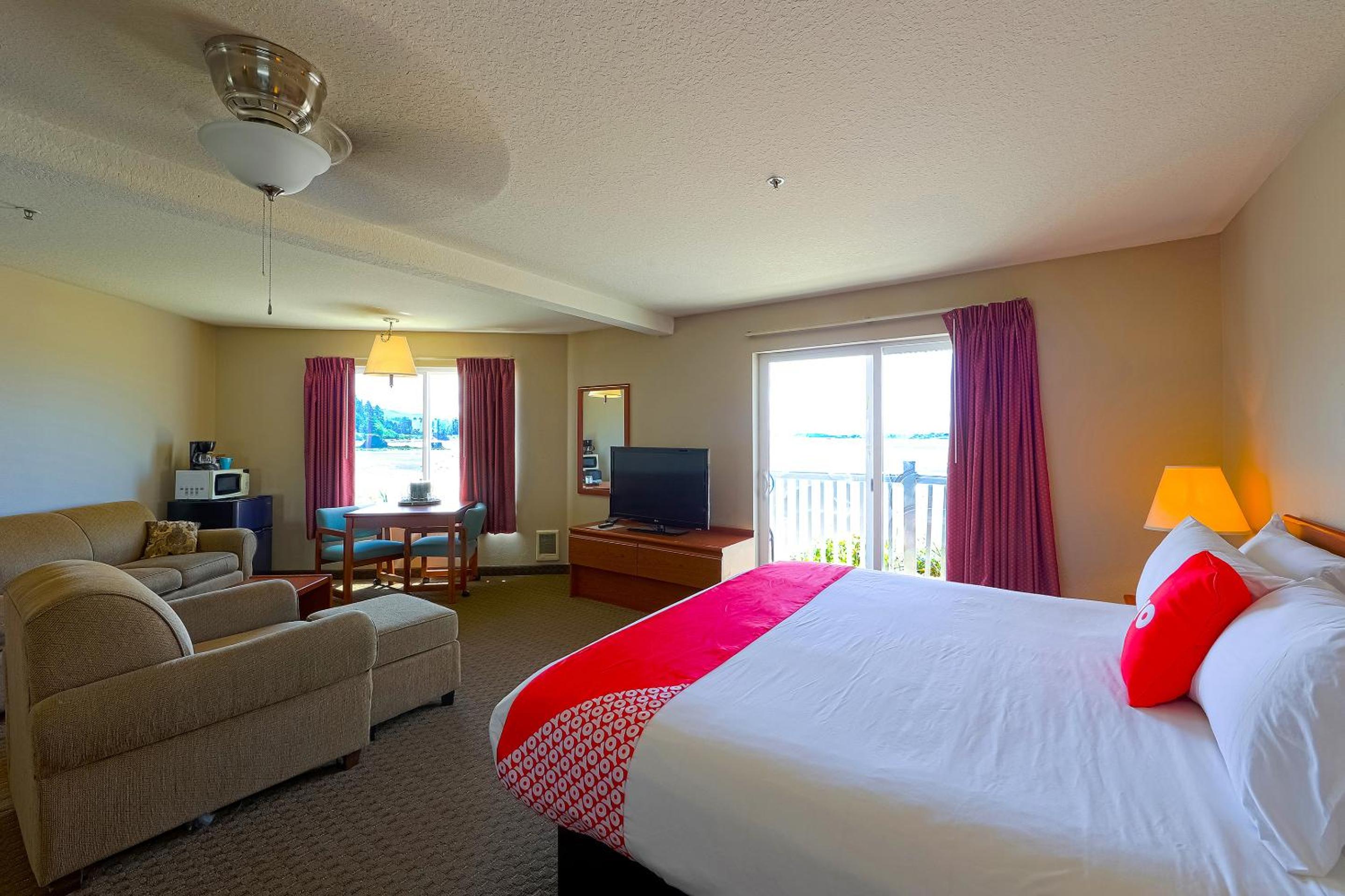 King Suite with Jetted Tub with Balcony - Photo 12