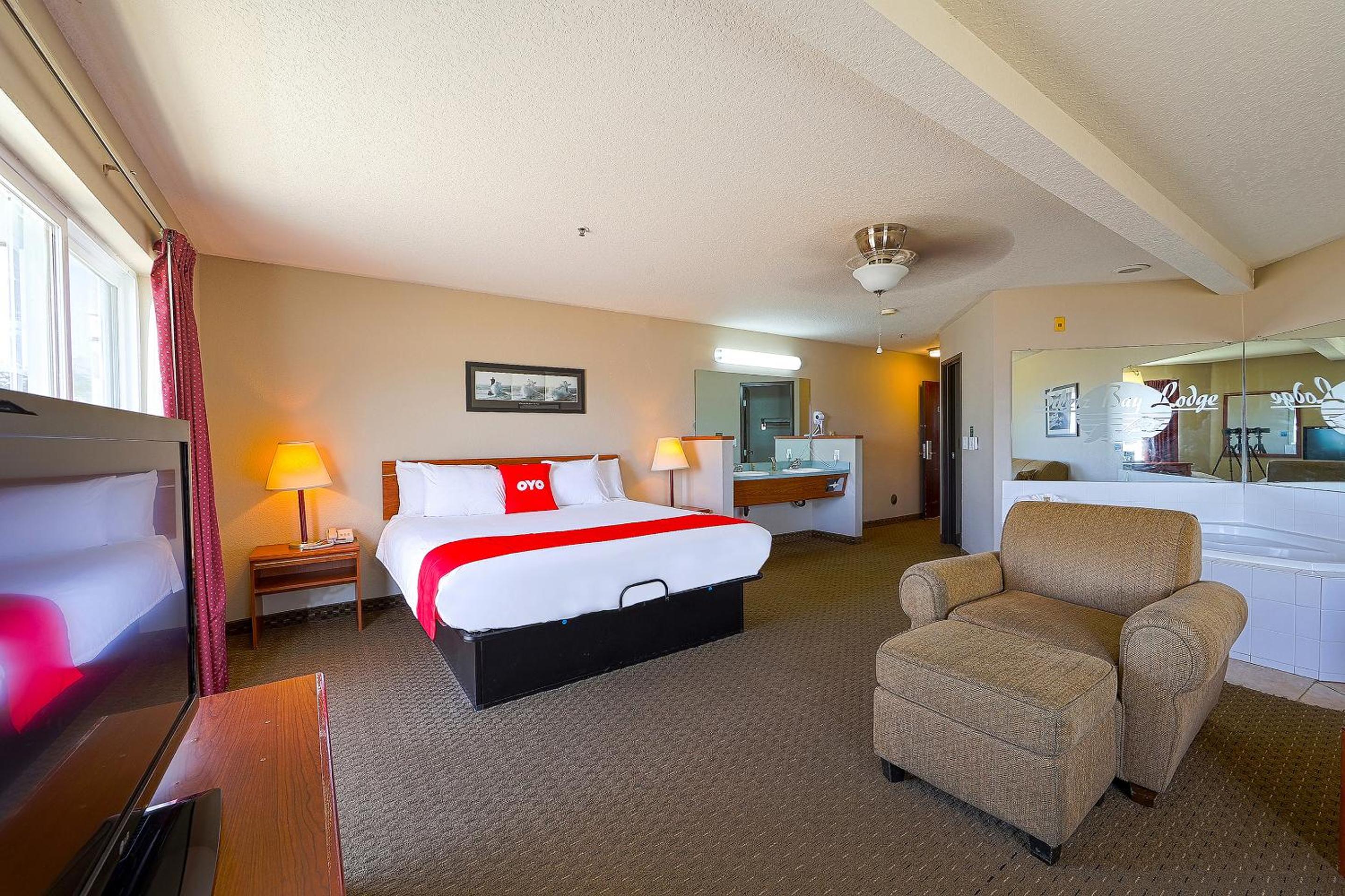 King Suite with Jetted Tub with Balcony - Photo 3