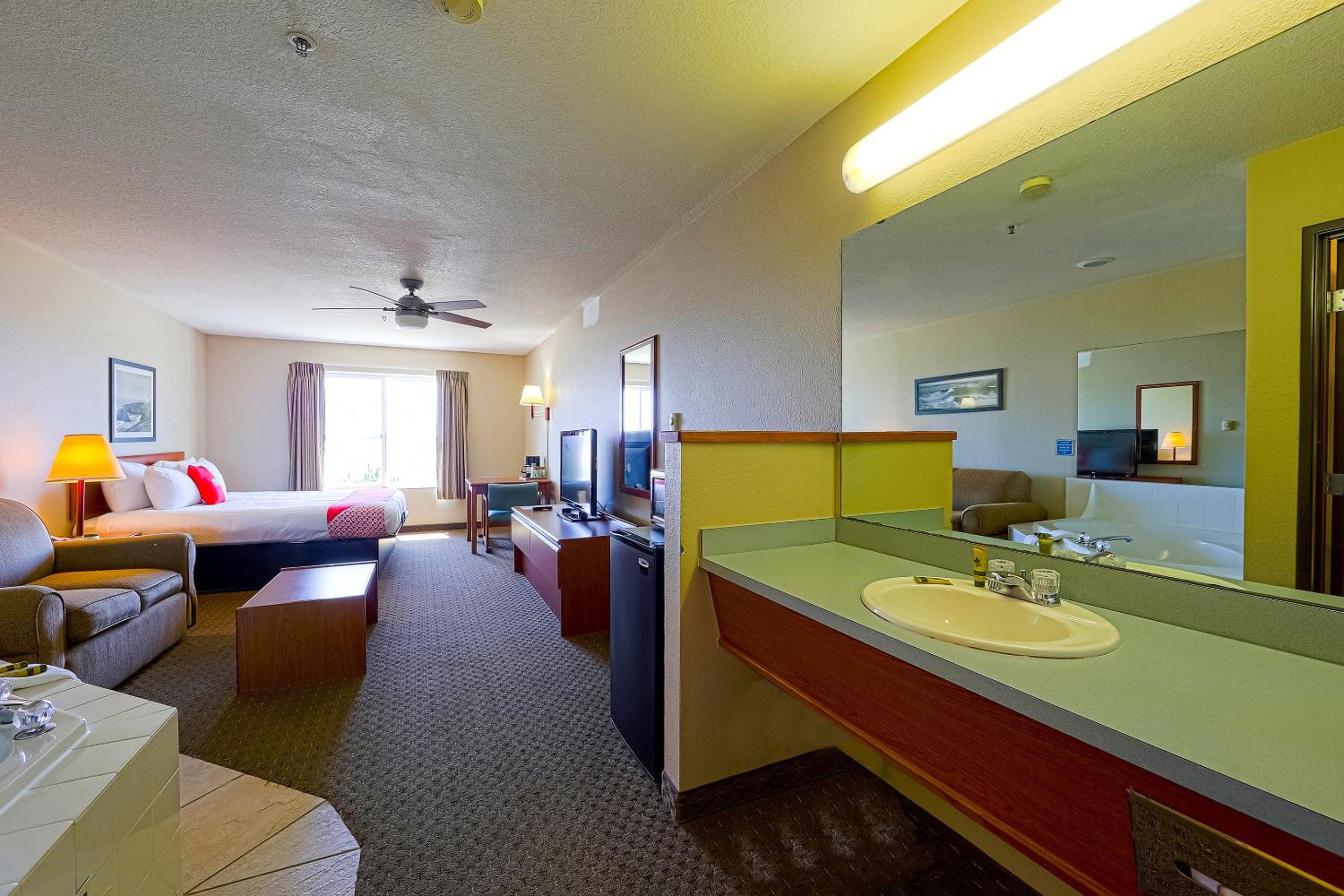 Premium King Room with Jetted Tub - Bay view - Photo 15