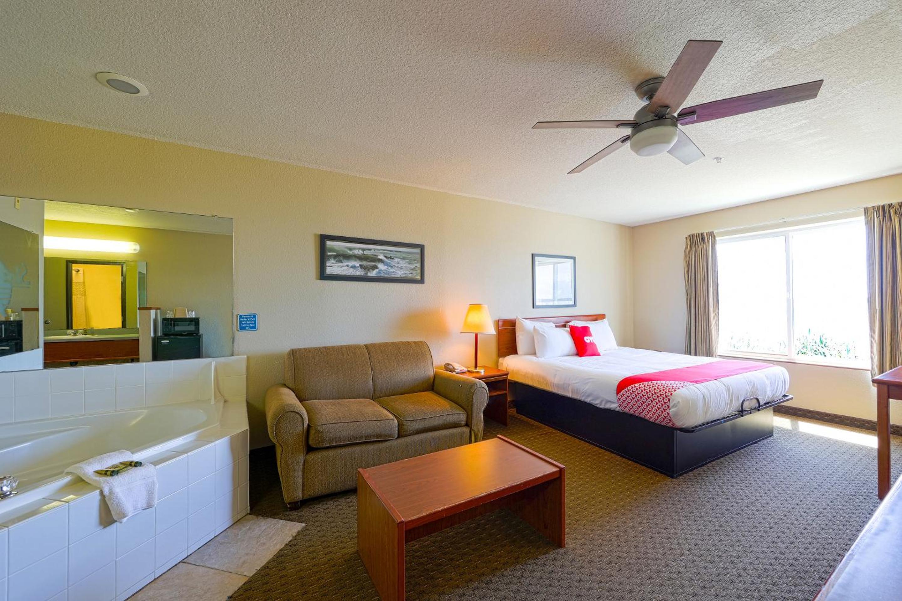 Premium King Room with Jetted Tub - Bay view - Photo 9