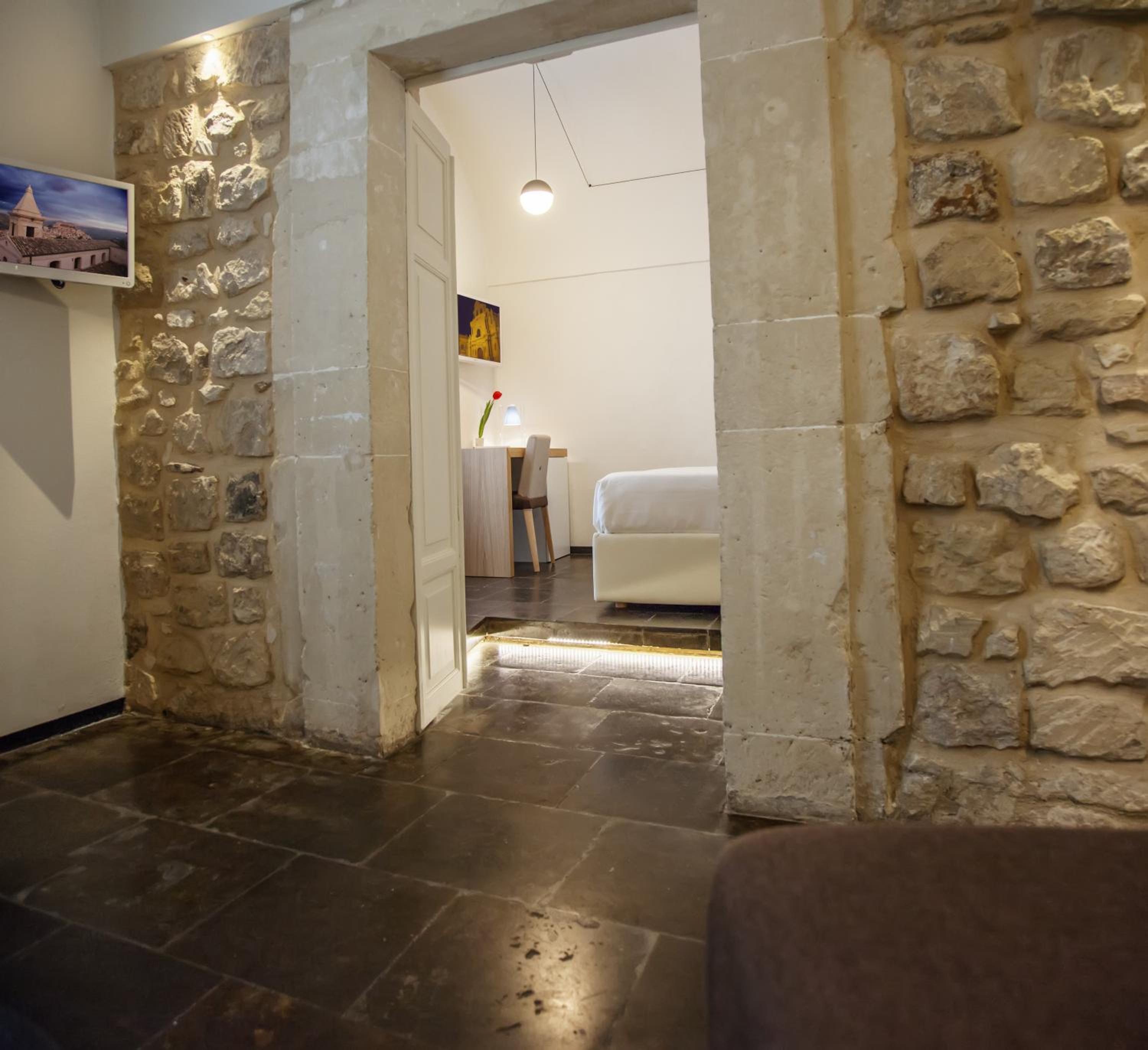 Queen Suite with Spa Bath - Photo 6