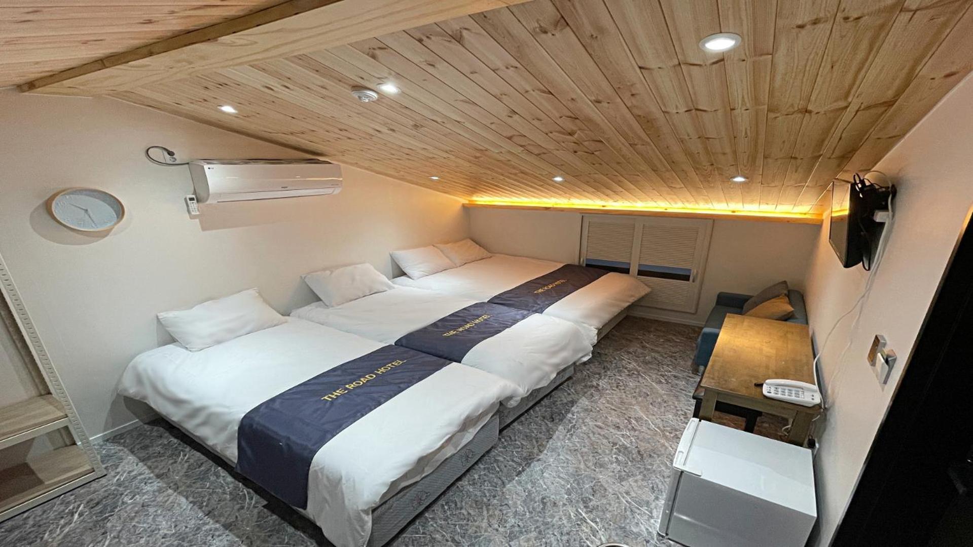 Family Room with Private Bathroom - Photo 2