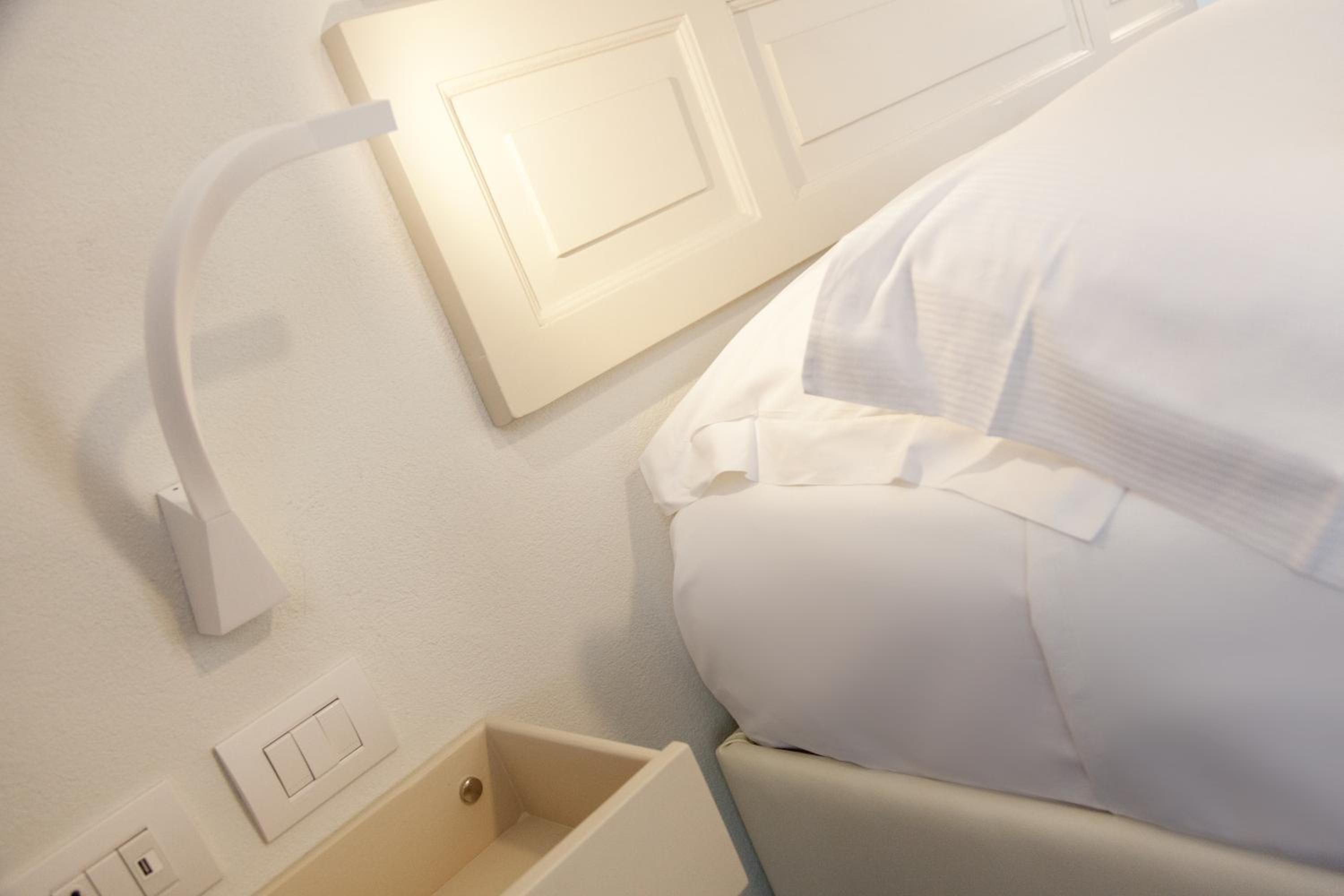 Junior Suite with Balcony - Photo 3