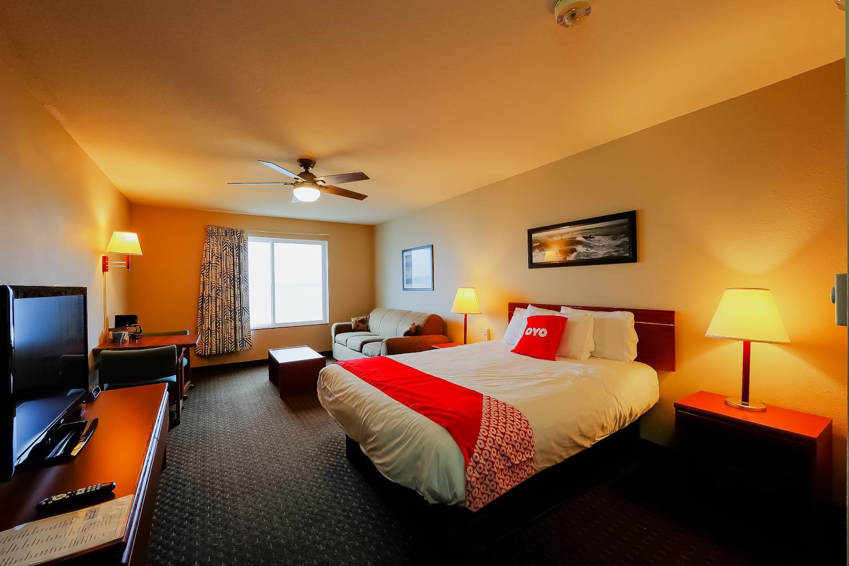 Queen Room Accessible - Bay view (Pet Friendly) photo 1