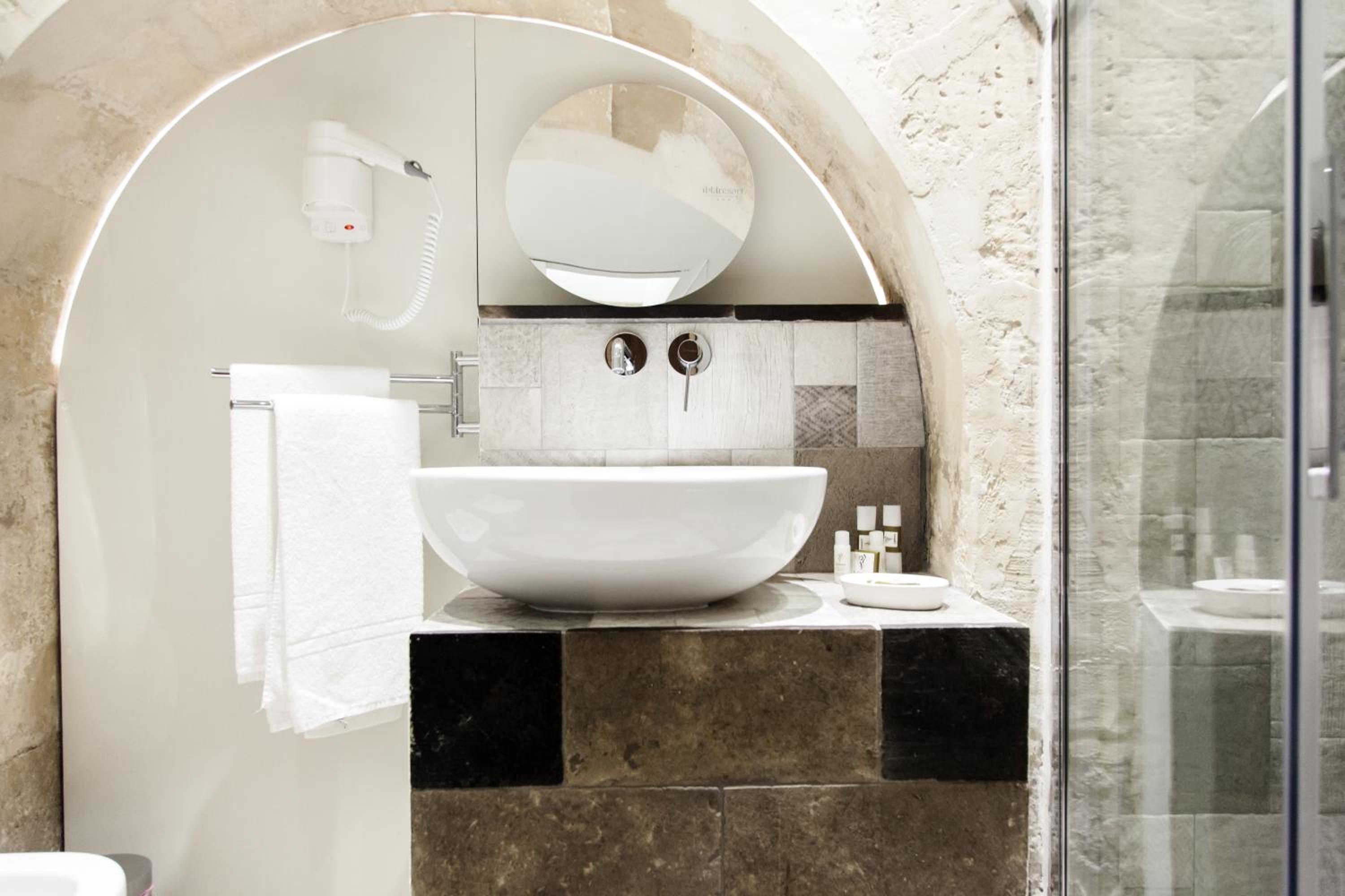 Queen Suite with Spa Bath - Photo 5