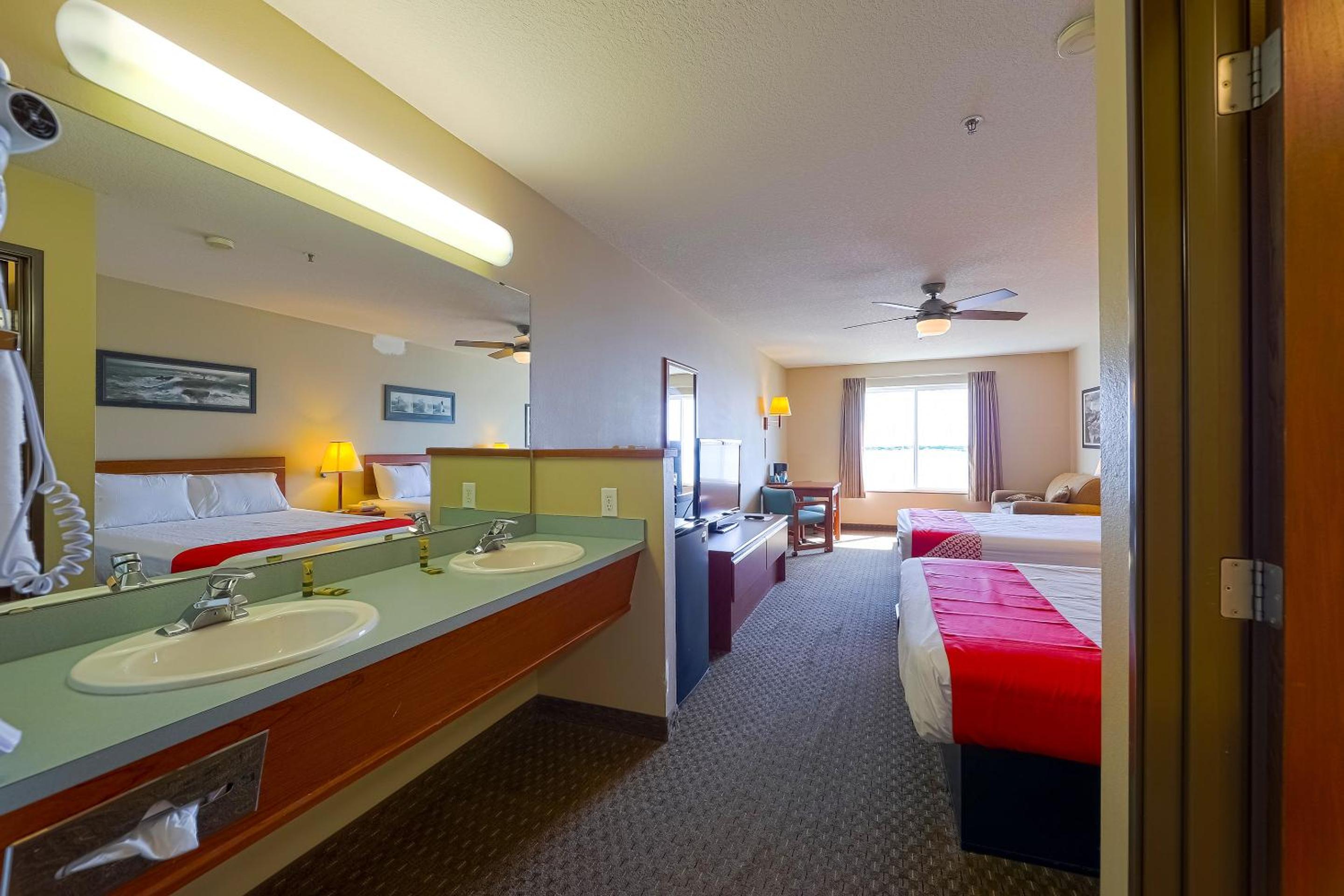 Double Queen Room - Bay view - Photo 5
