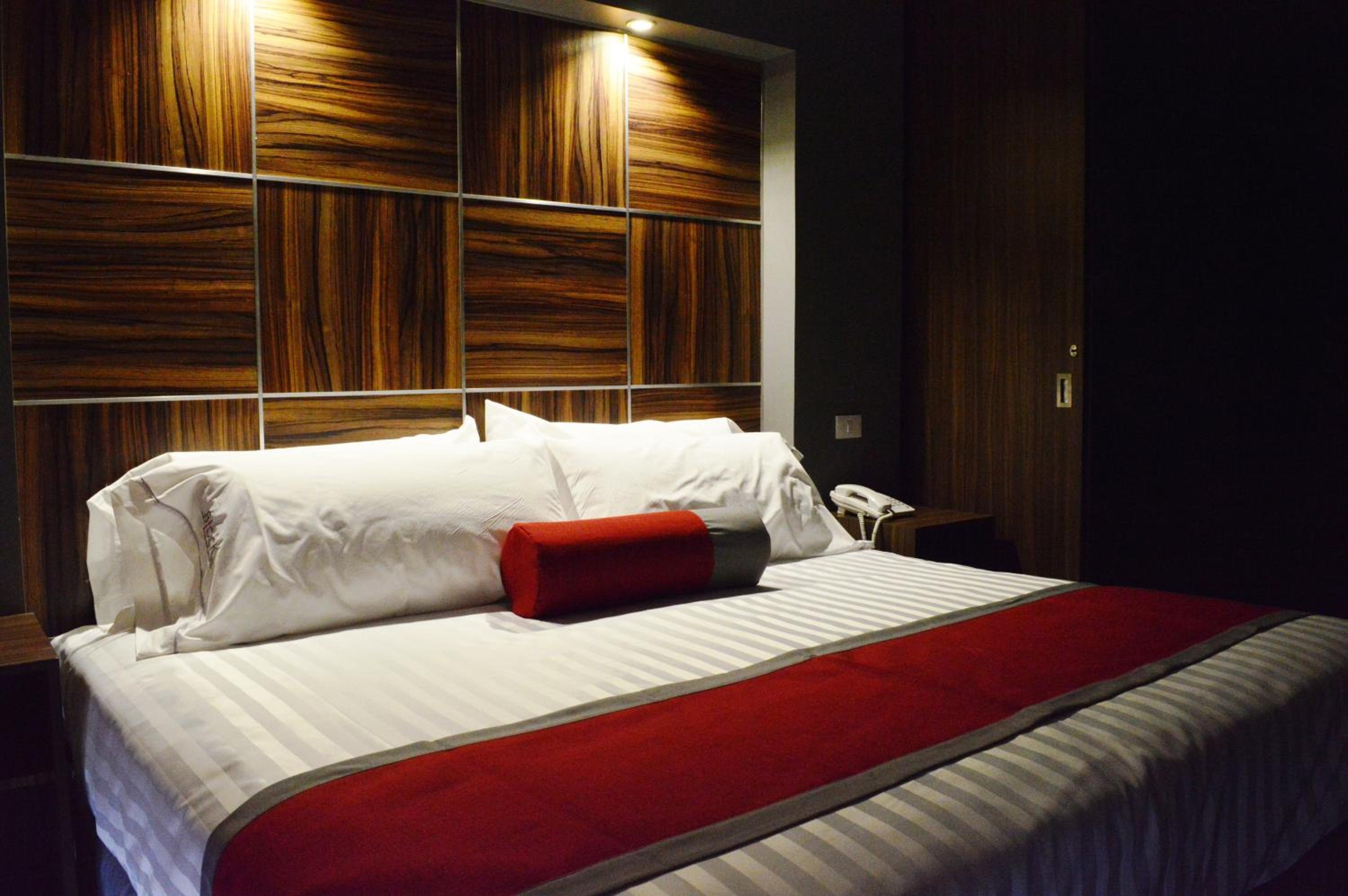 Deluxe King Suite photo 1