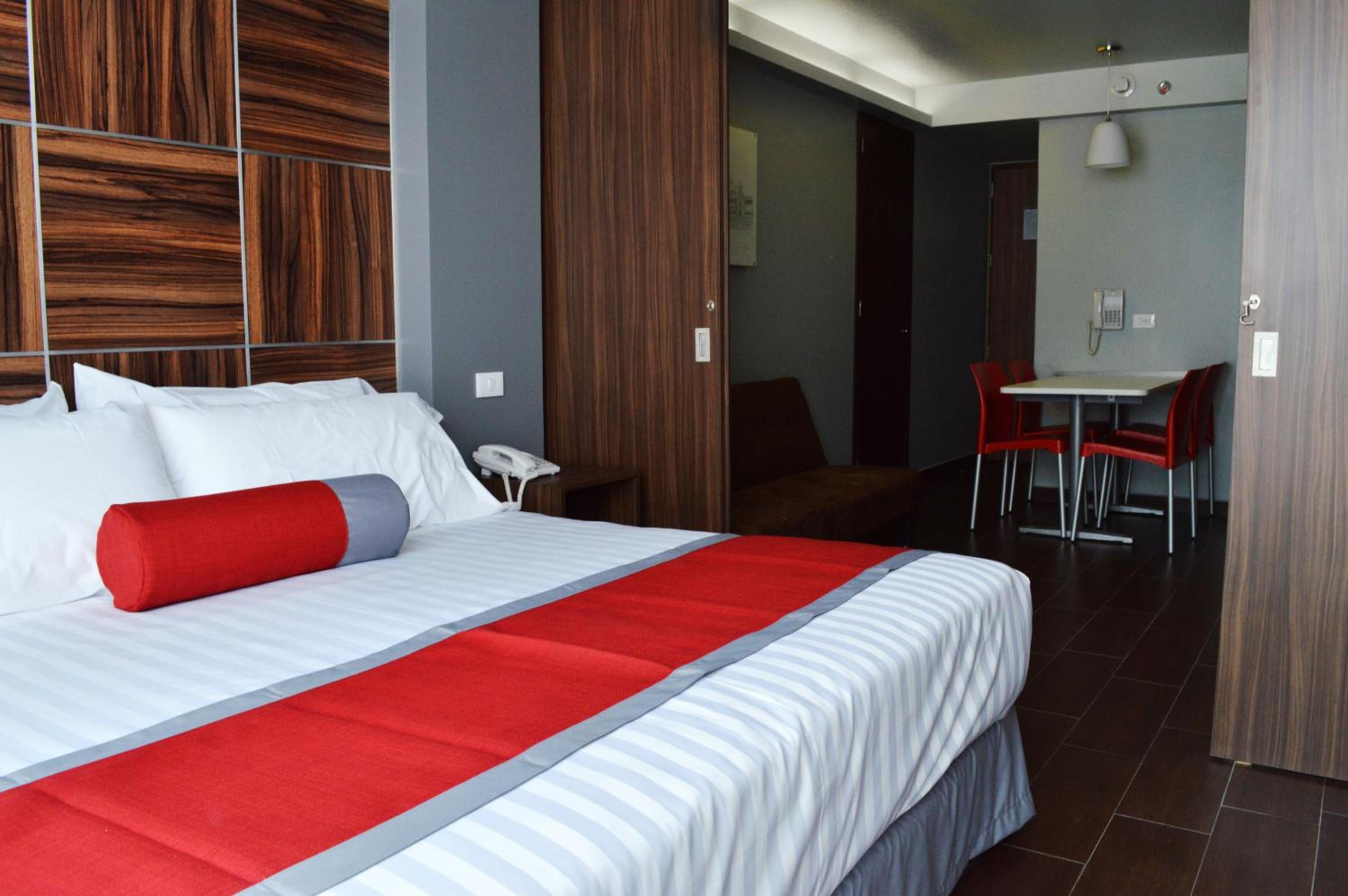 Deluxe King Suite photo 2