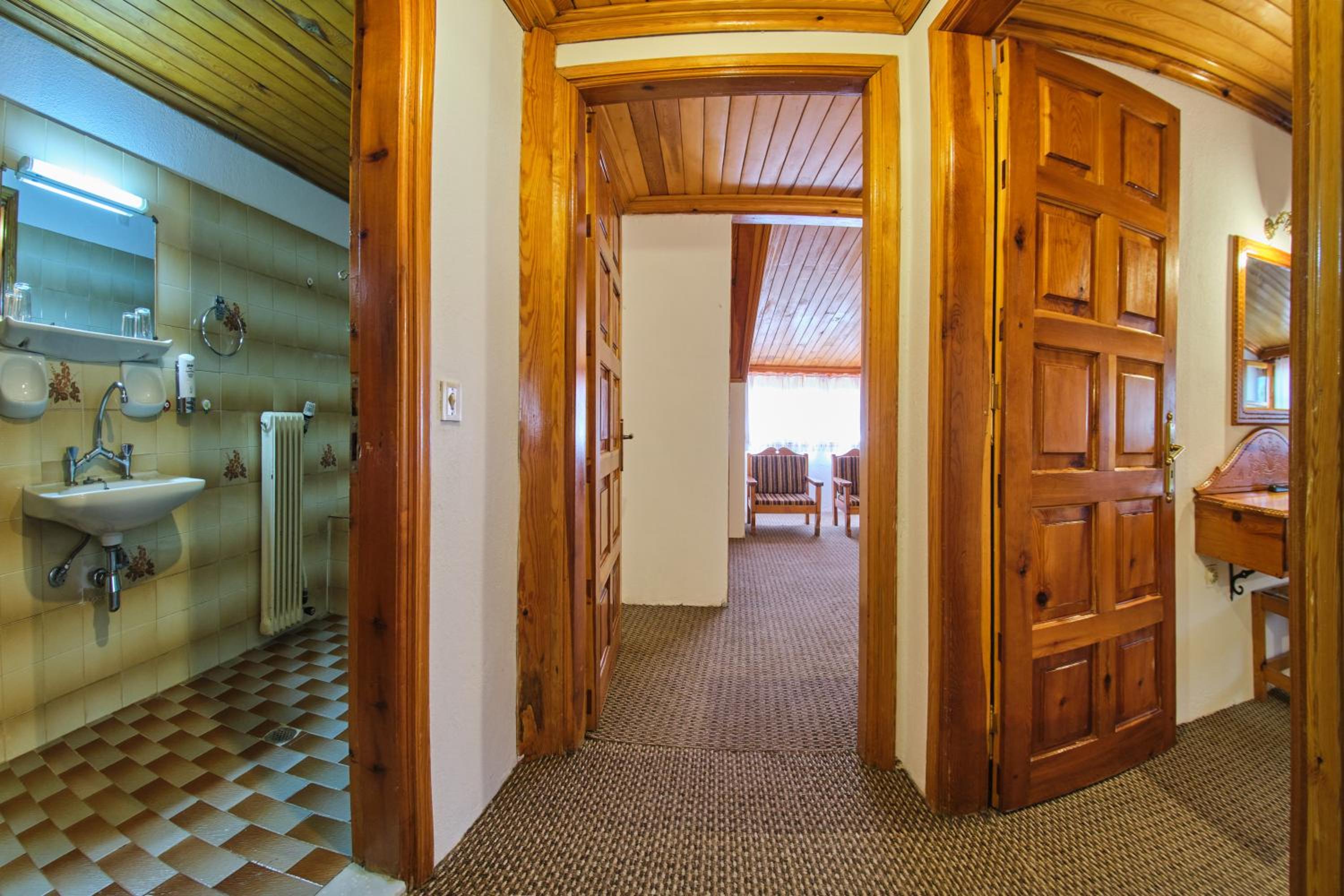 Family Room with Mountain View photo 3