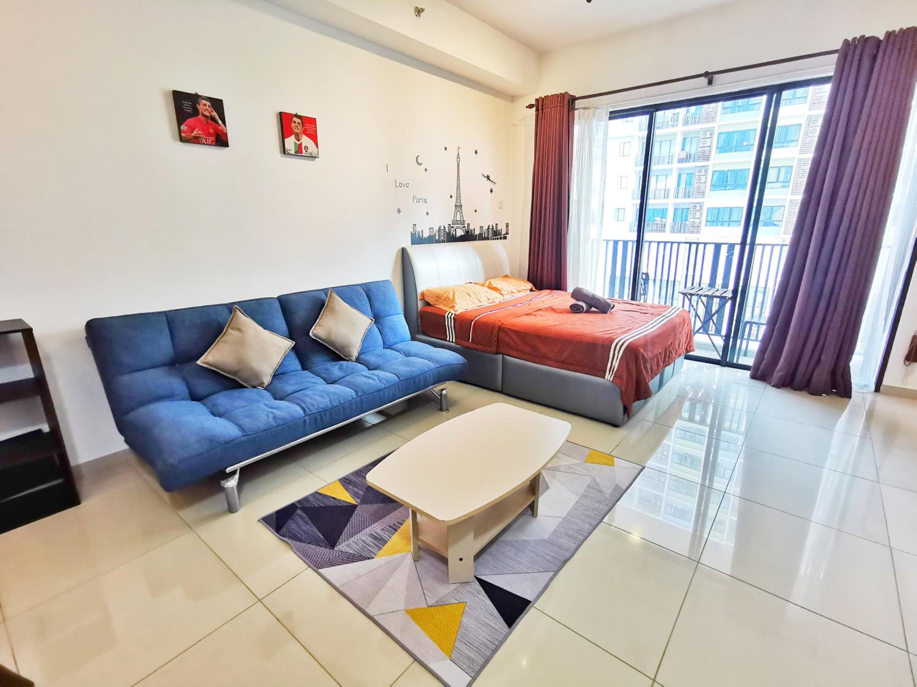 Studio Apartment with Balcony photo 2