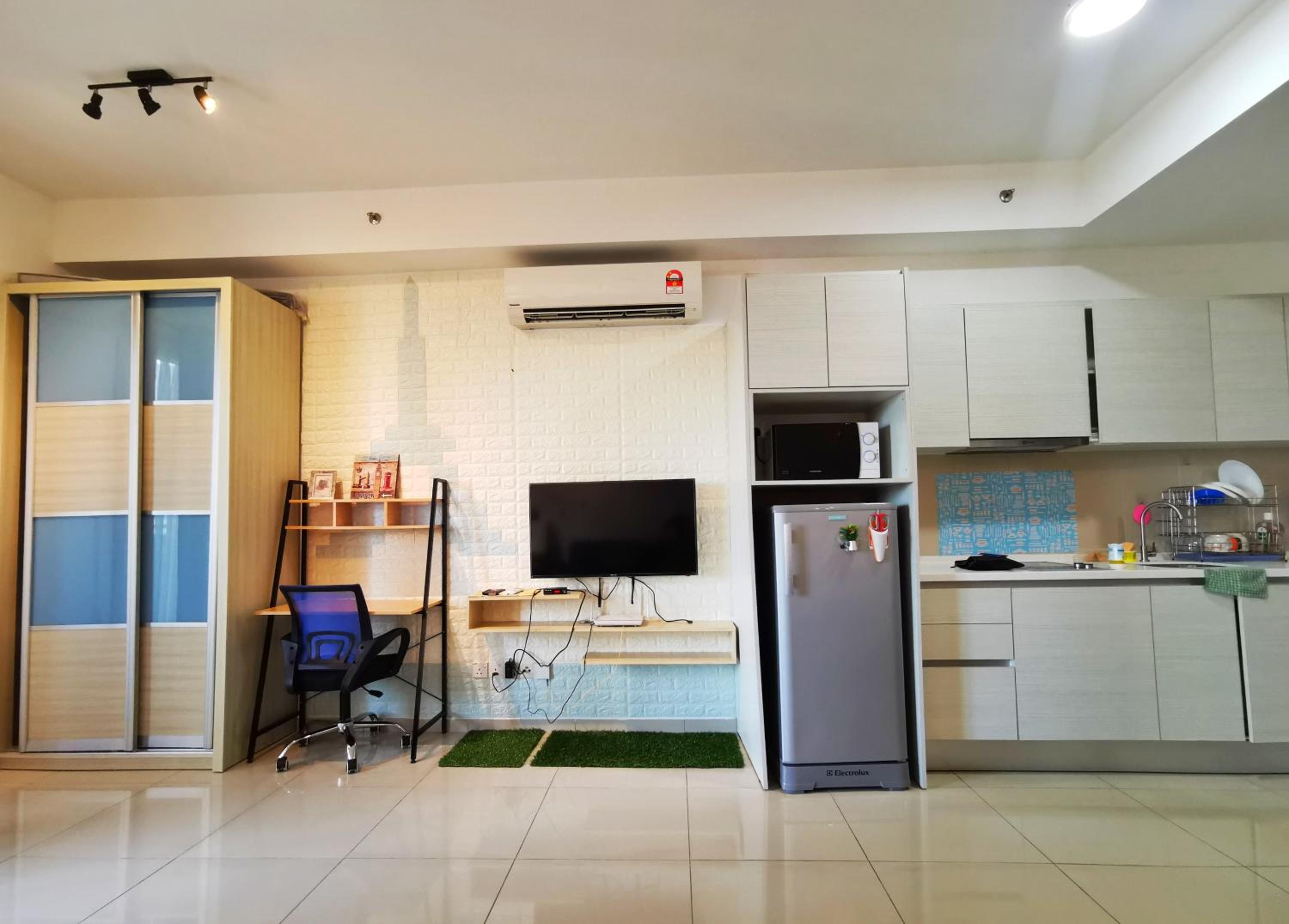 Studio Apartment with Balcony photo 3