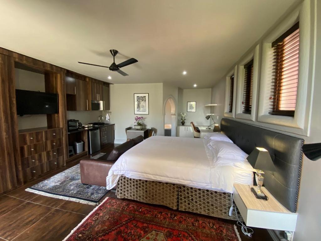 Deluxe King Studio - Photo 9