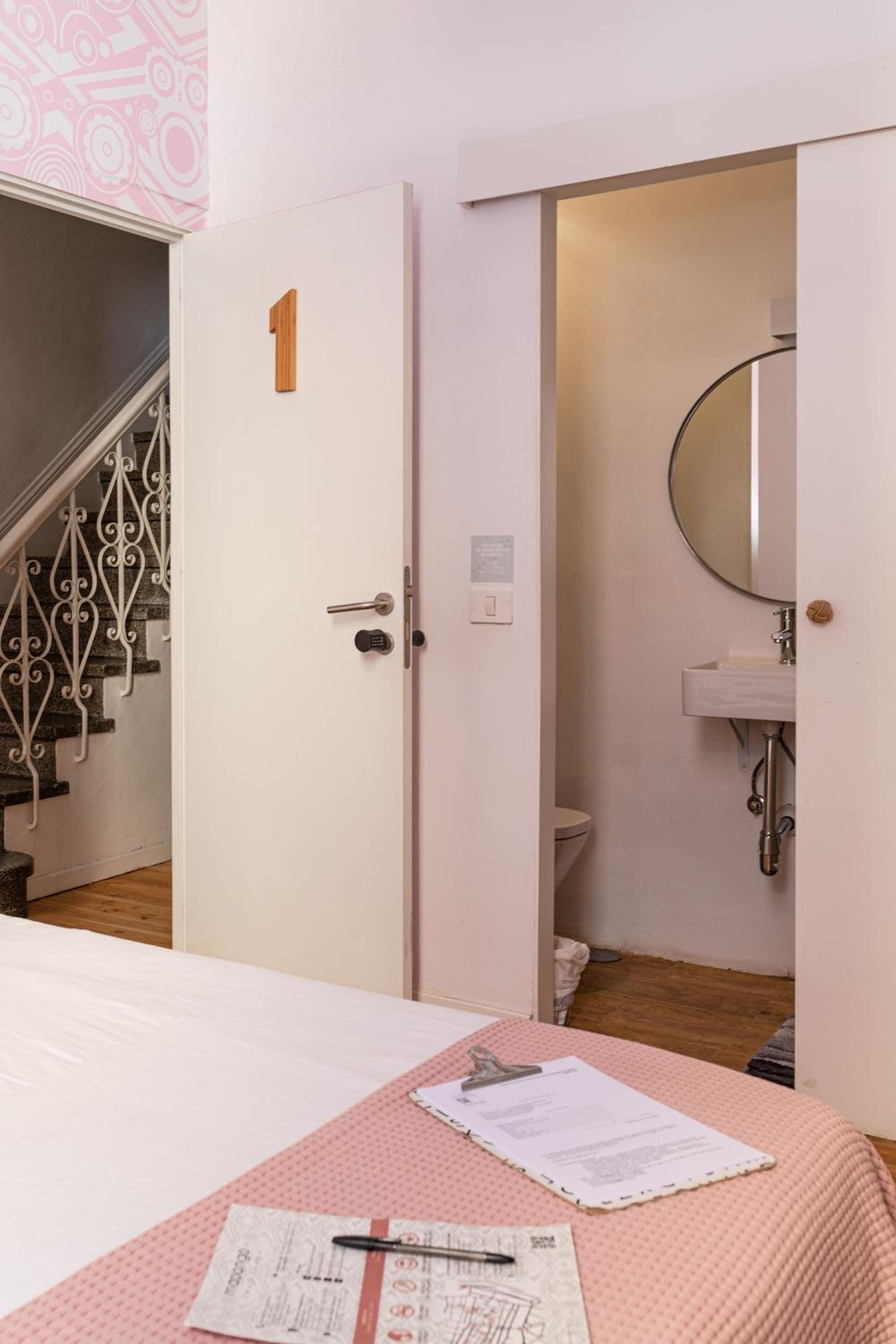 Double Room with Private Bathroom - Photo 2