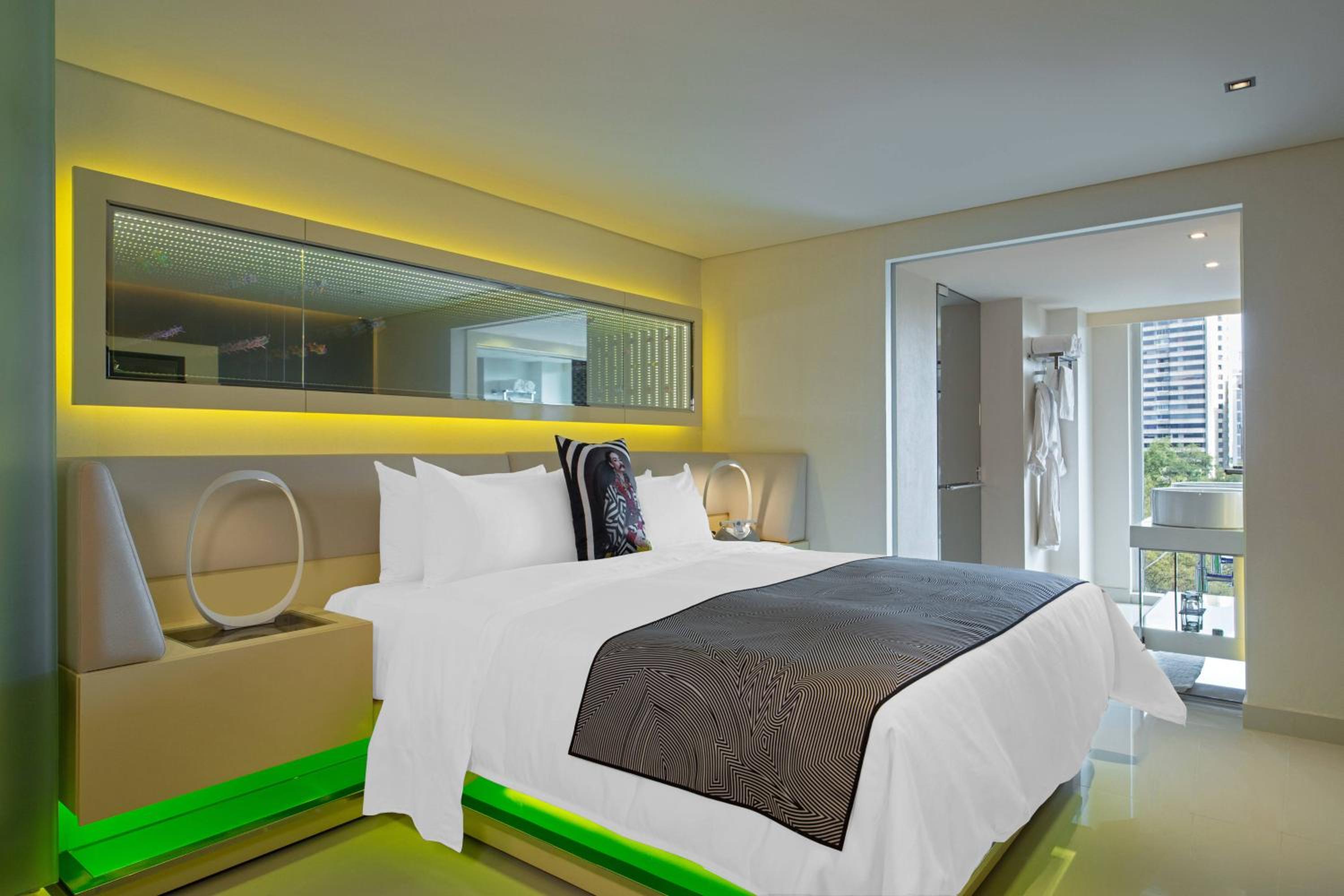 Deluxe King Room with Partial City View photo 3