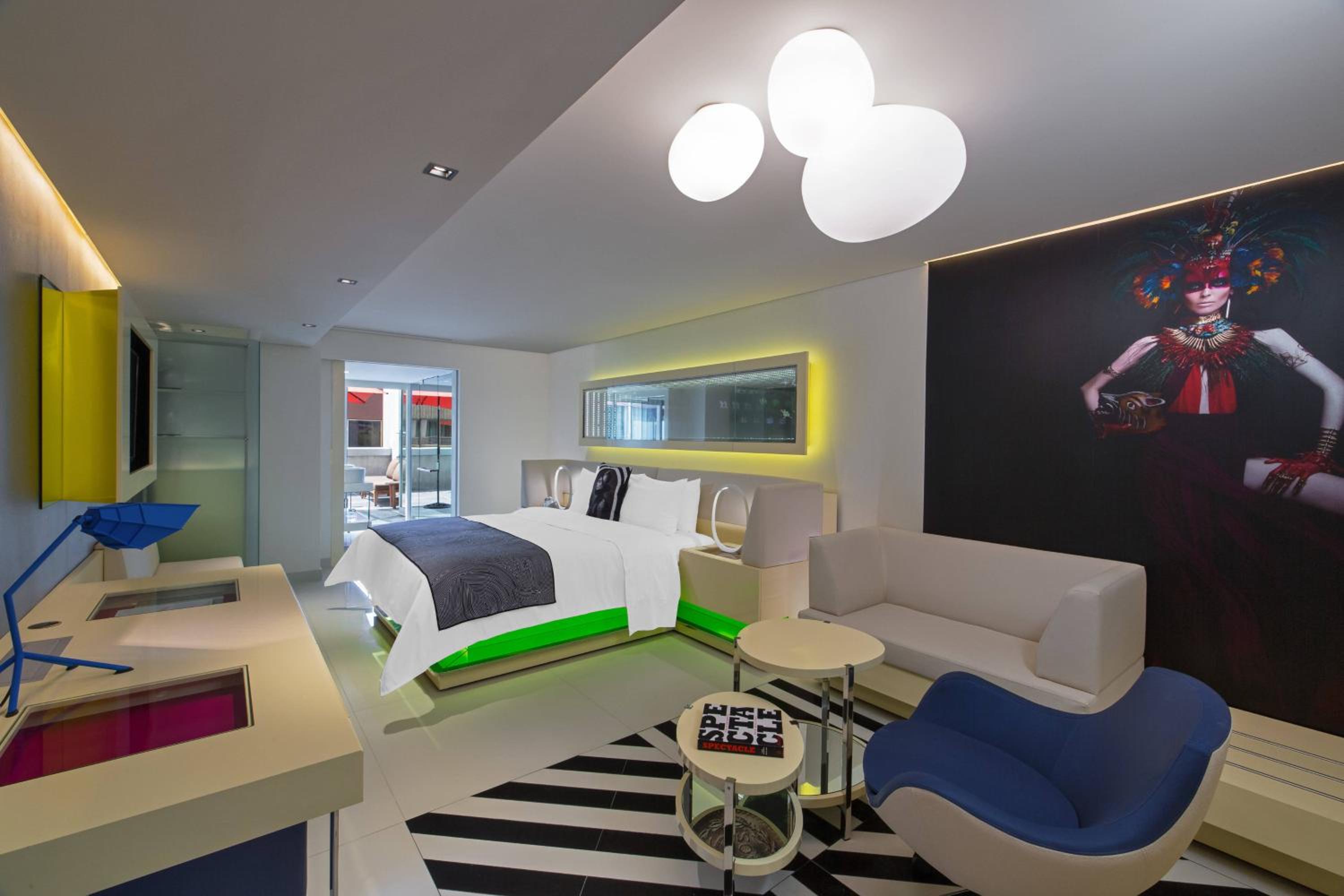 Premier King Room with City View photo 2