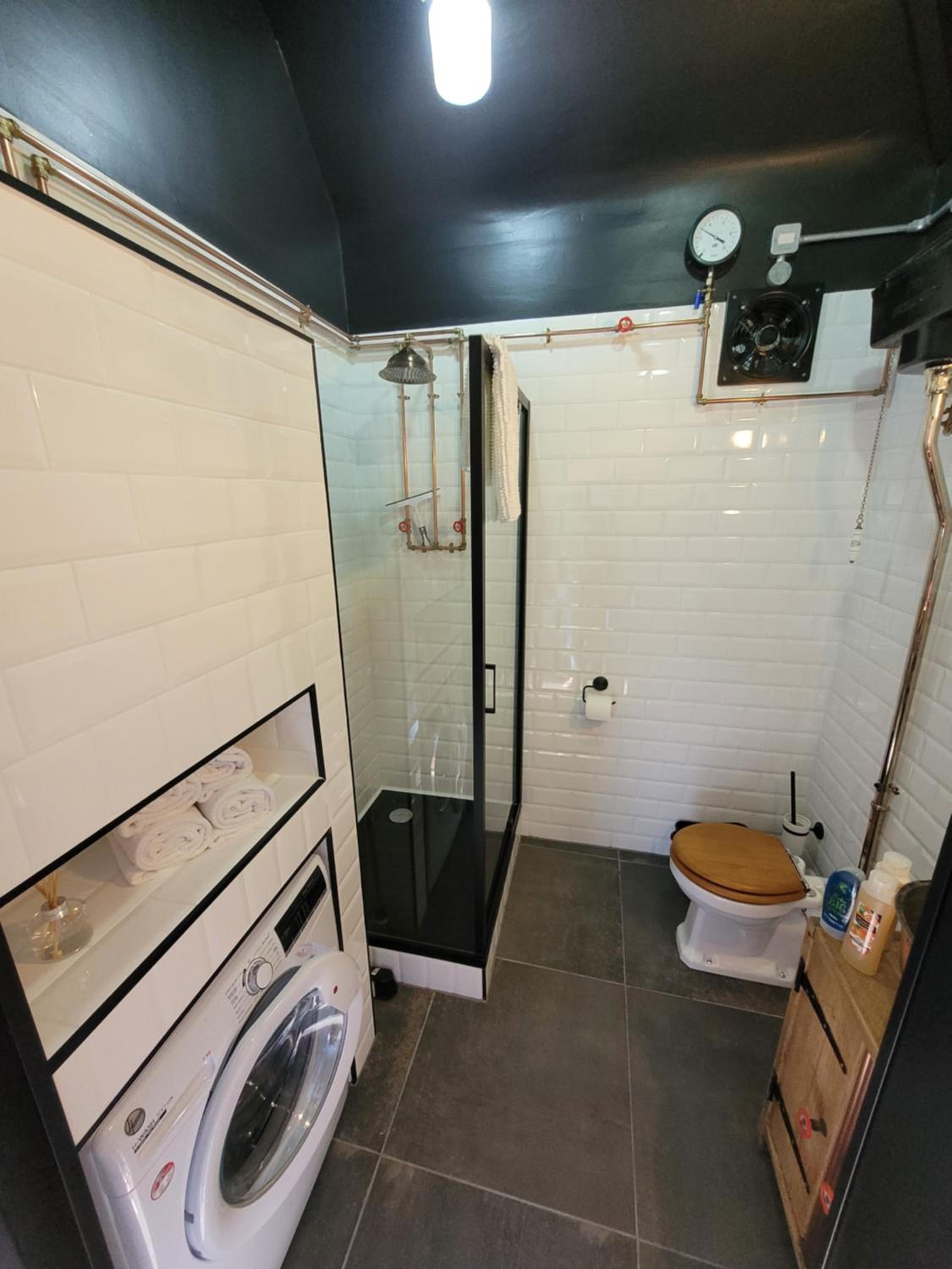 One-Bedroom House - Photo 34