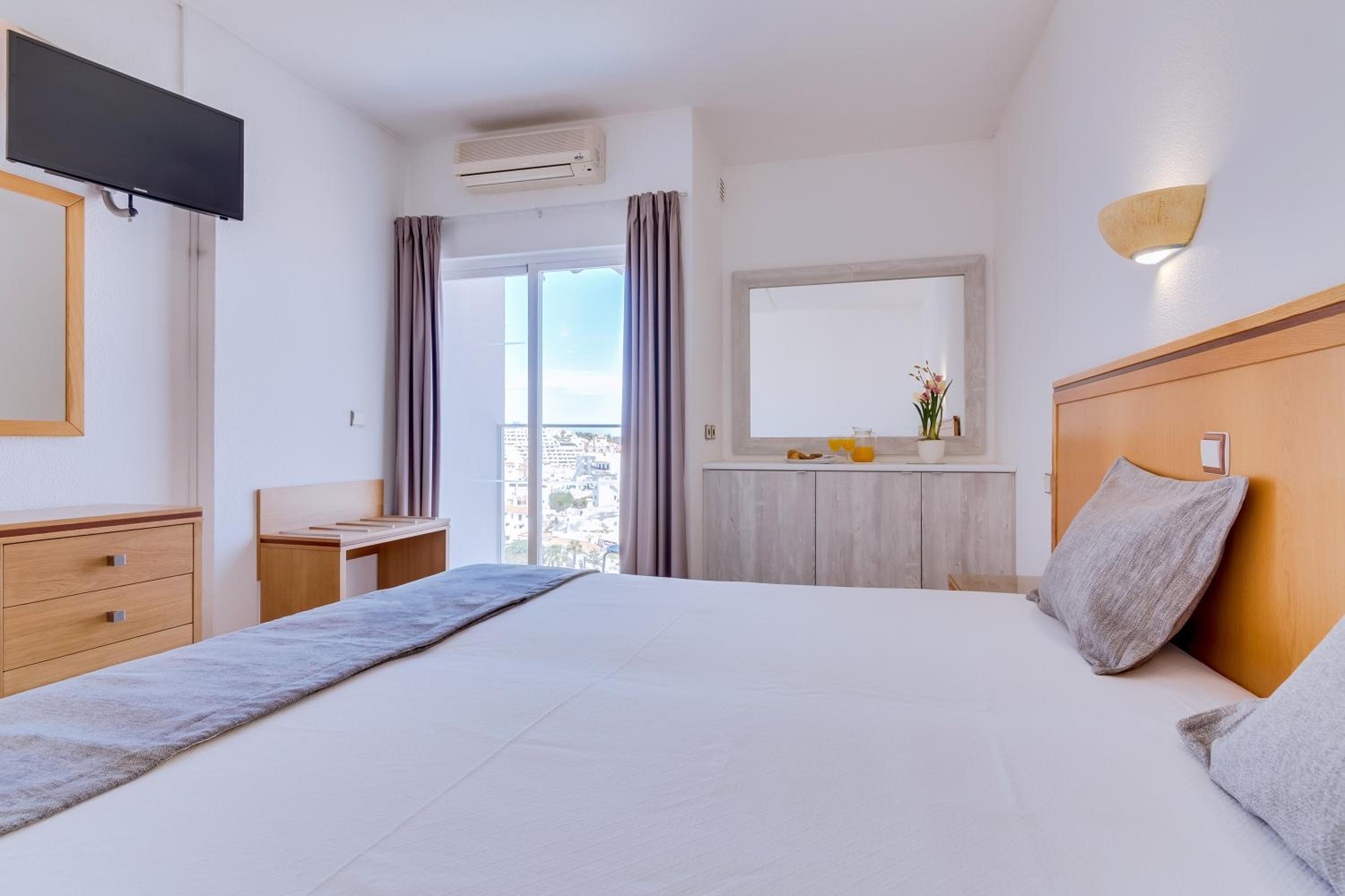 Twin Room - Photo 16